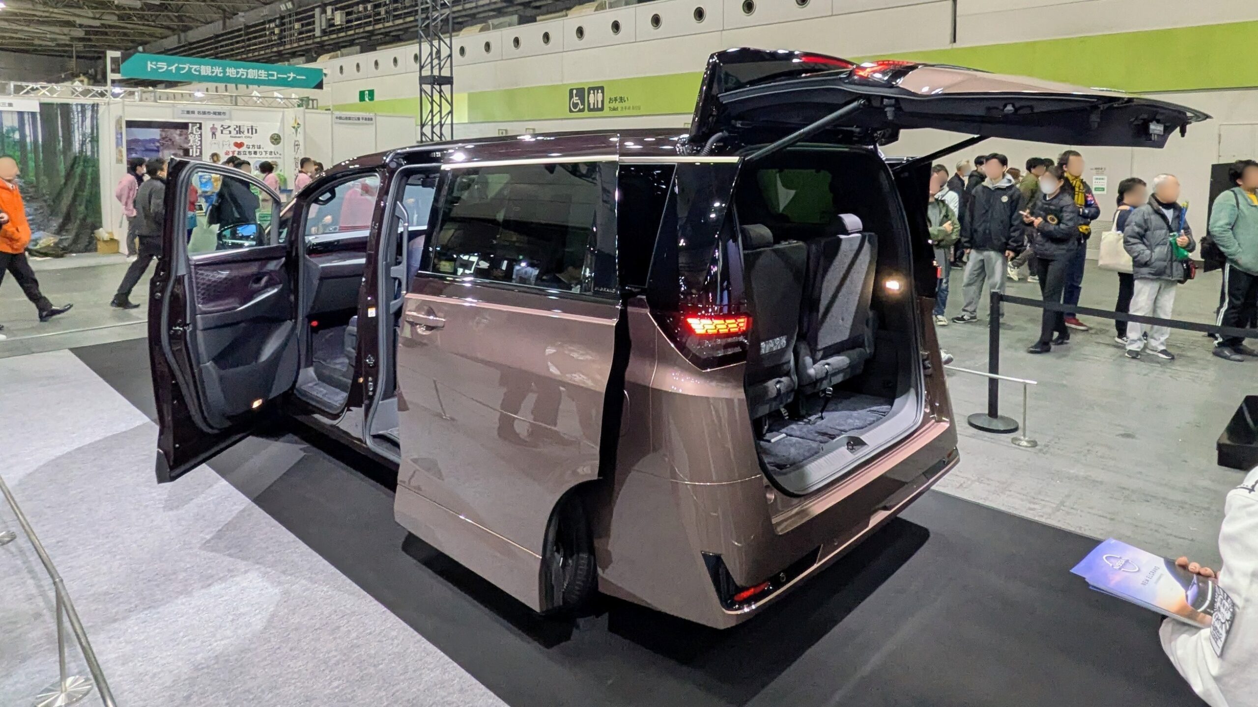 後方から見た新型エルグランドE53の開いたスライドドアとバックドア