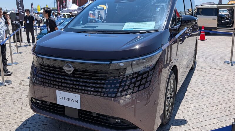 屋外で撮影された茶色の新型日産エルグランドE53