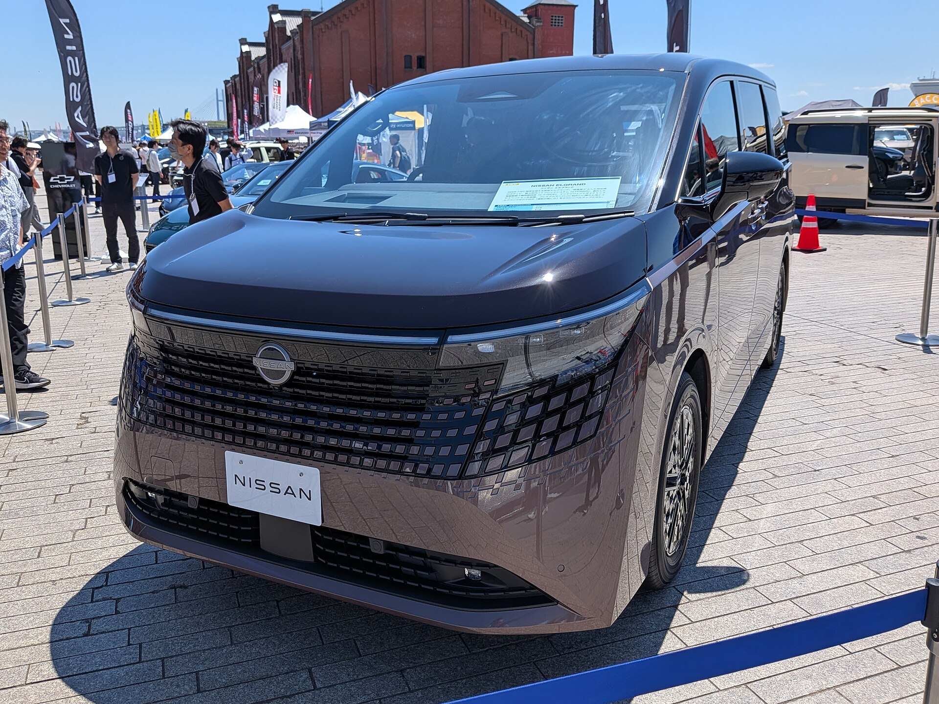 屋外で撮影された茶色の新型日産エルグランドE53