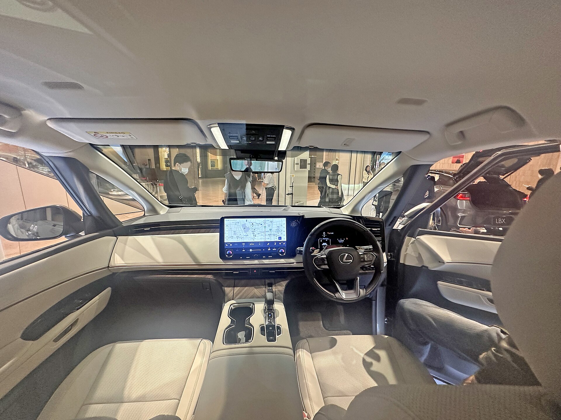 レクサスLM500h EXECUTIVE 4人乗りの室内