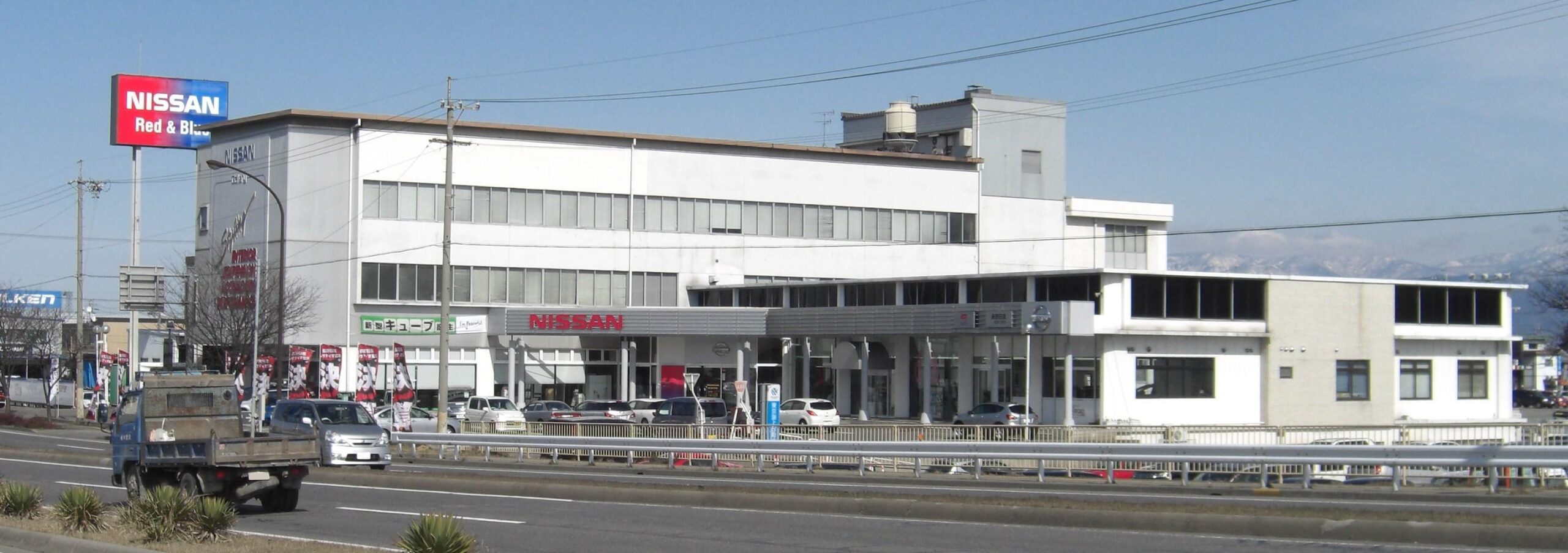 長野県にある日産販売店の建物外観