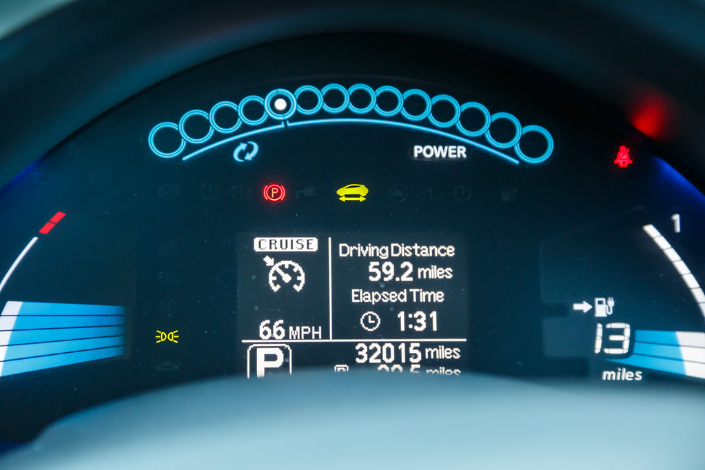 electric car dashboardを写した実写写真