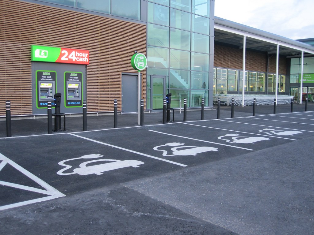 Electric-car charging spacesを写した実写写真
