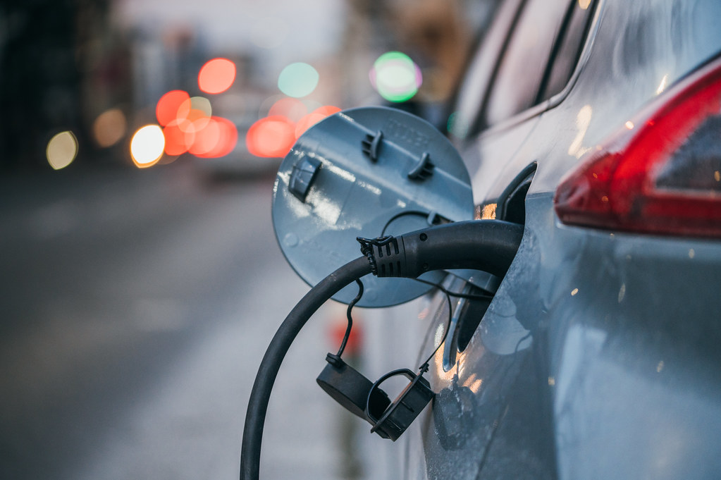electric car charging plugを写した実写写真