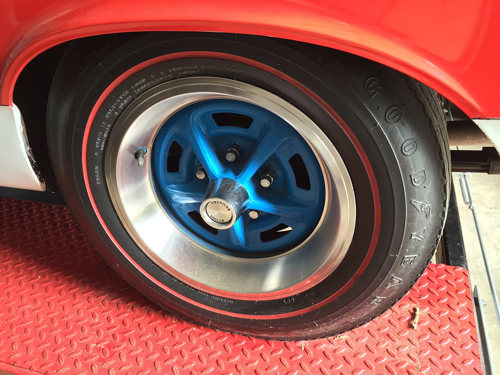 最初に車両ラベルと取扱説明書を見る理由に関連する実写写真:1969 AMC SCRambler wheel with original red stripe Goodyear tire.jpg