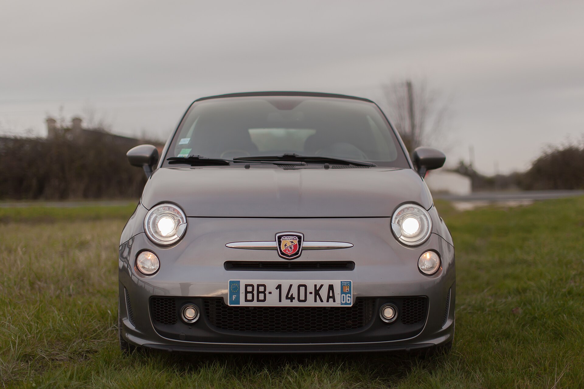 荷重指数とサイズを自己判断で下げないに関連する実写写真:Fiat 500 Abarth (15351745174).jpg