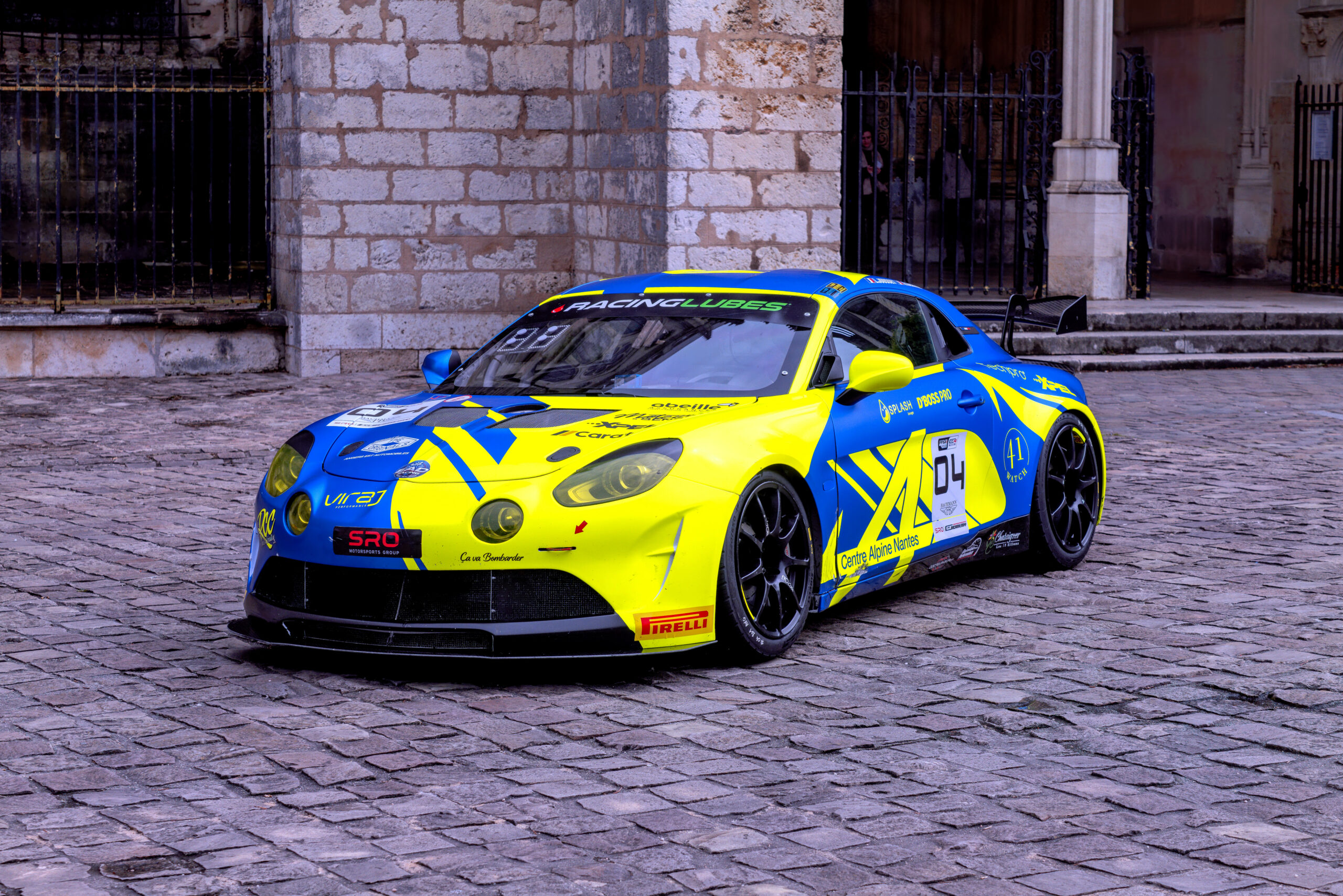 交換後の慣らしと再点検に関連する実写写真:Alpine A110 Cup vor der Kathedrale von Bourges.jpg