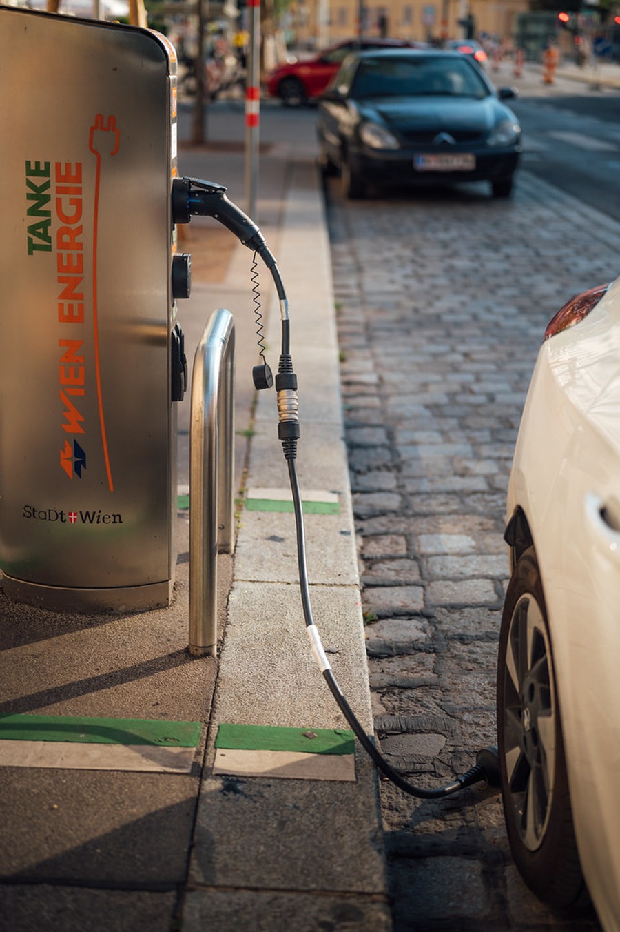 駐車区画で使われるEV充電インフラ