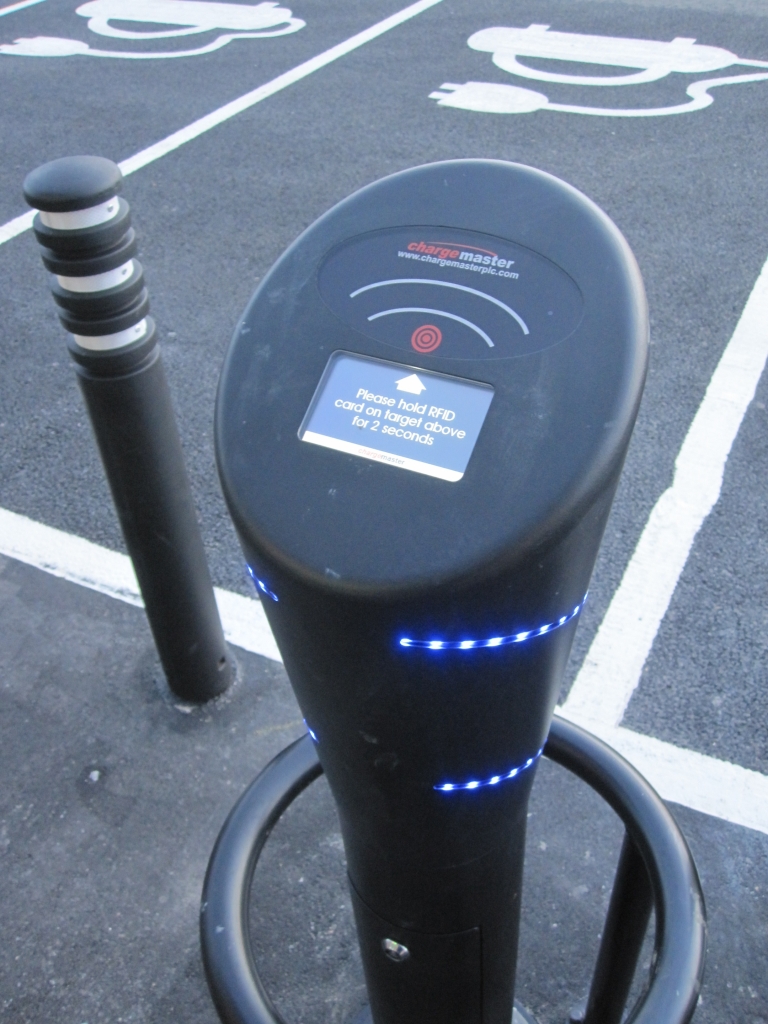 最初の一か月で残すべき運行記録に関連する実写写真:Asda Inverness Electric car charging point (7439908230).jpg