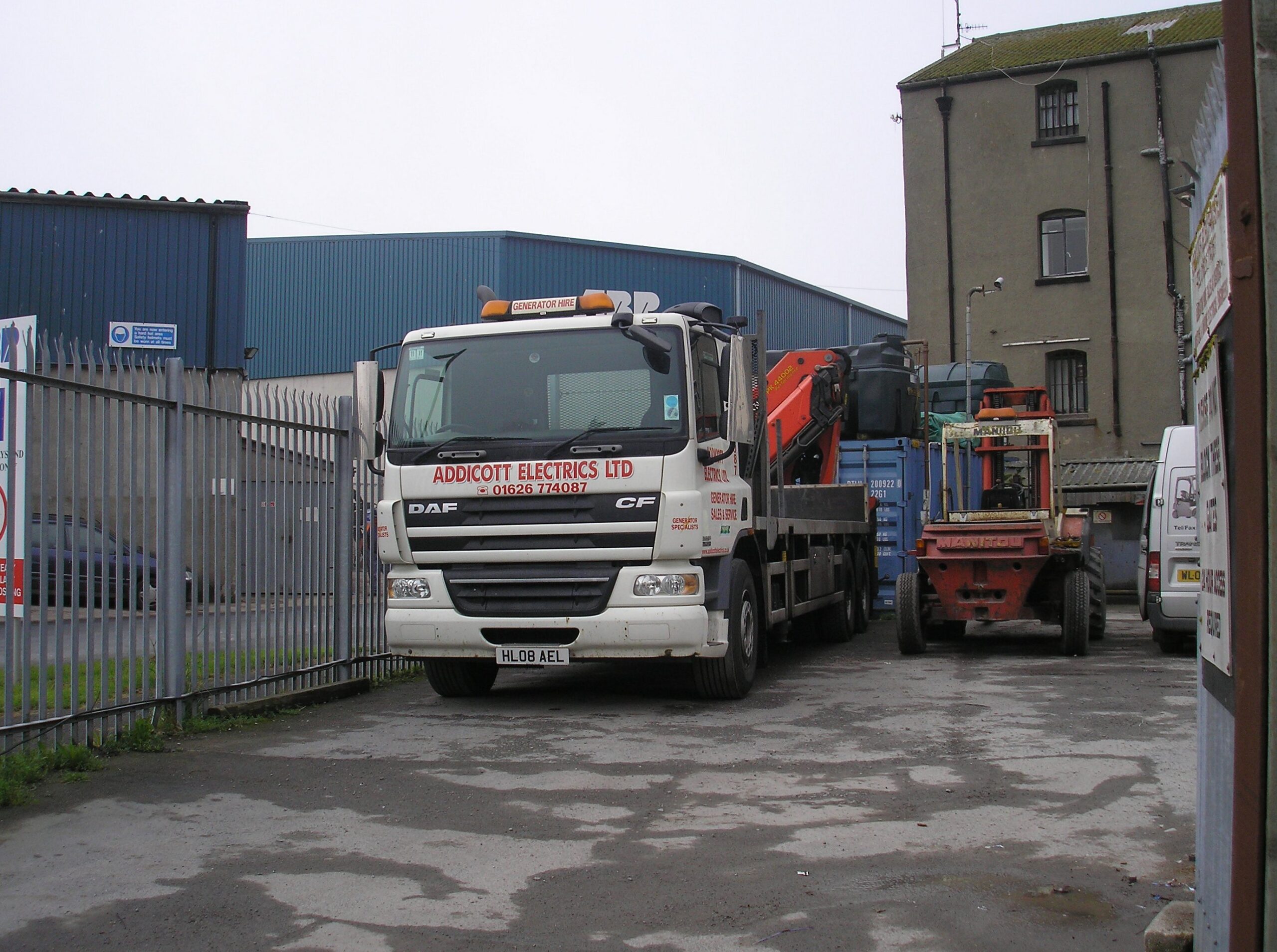 積載量と電力消費を同じ表で見るに関連する実写写真:Addicott Electrics (HL08 AEL) DAF CF rigid flatbed with crane, 23 March 2012.jpg