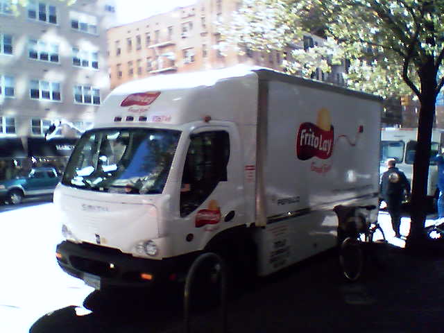 車庫充電と途中充電の役割を分けるに関連する実写写真:2010 Frito Lay All Electric Truck, NYC (5209884292).jpg