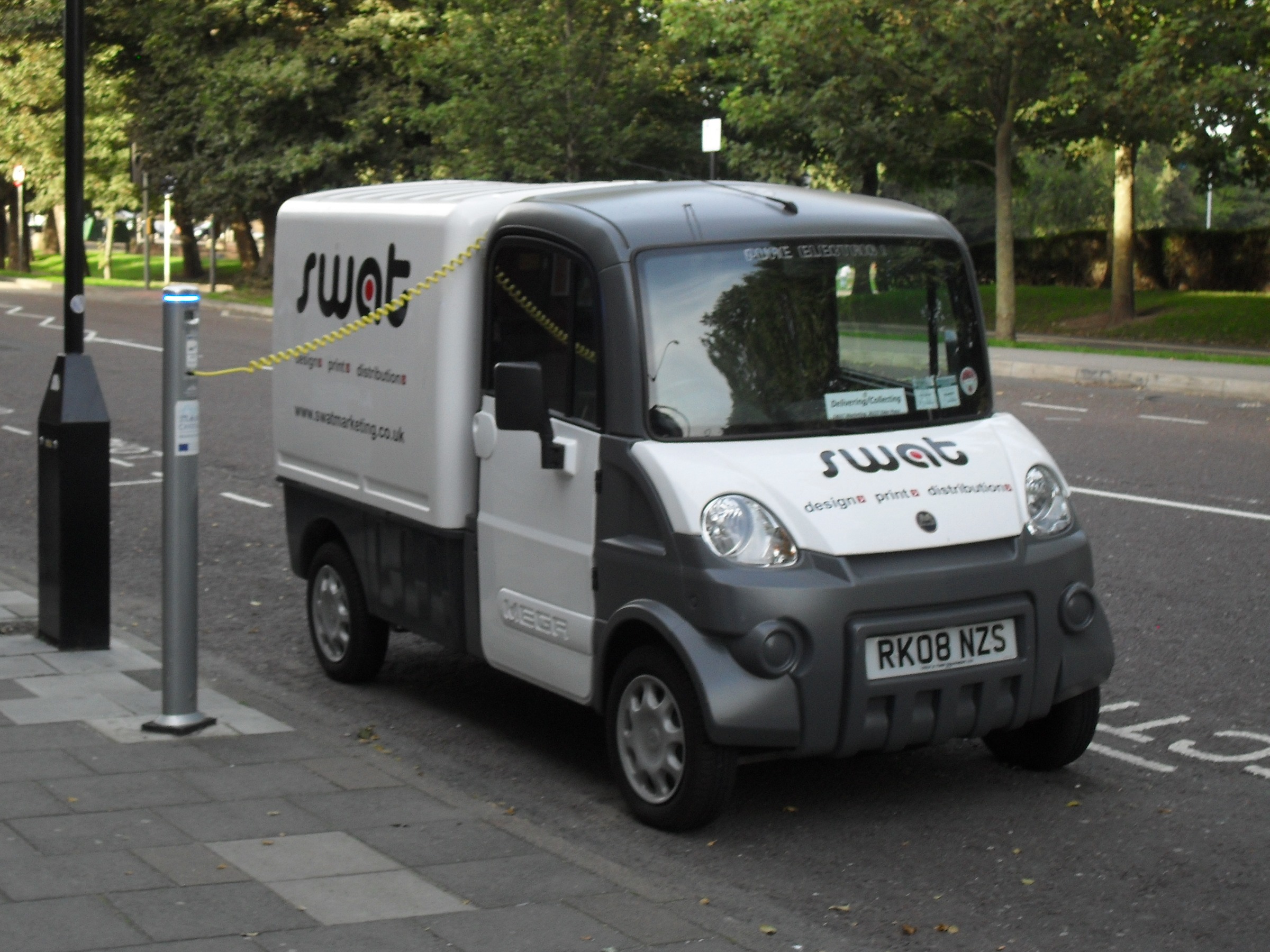拠点増設・車両増車の前に見直すことに関連する実写写真:Electric Car Charging Point, Ditchling Road, Brighton (September 2010).JPG