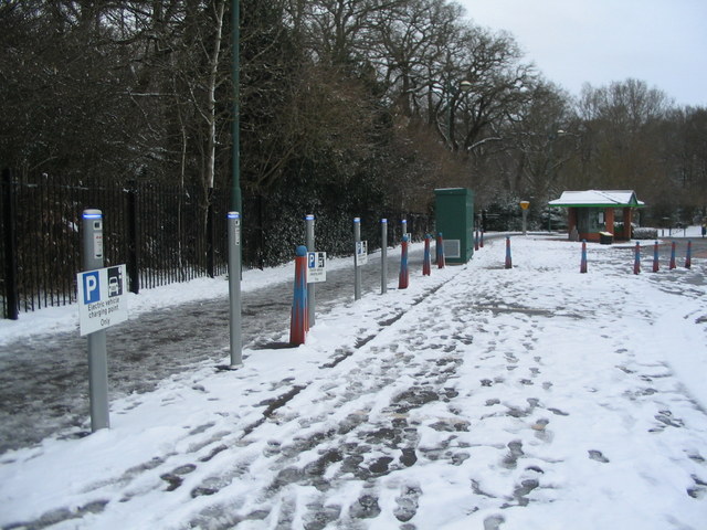 朝の出発前に確認したい充電量と気温に関連する実写写真:Electric vehicle charging points - geograph.org.uk - 3381227.jpg