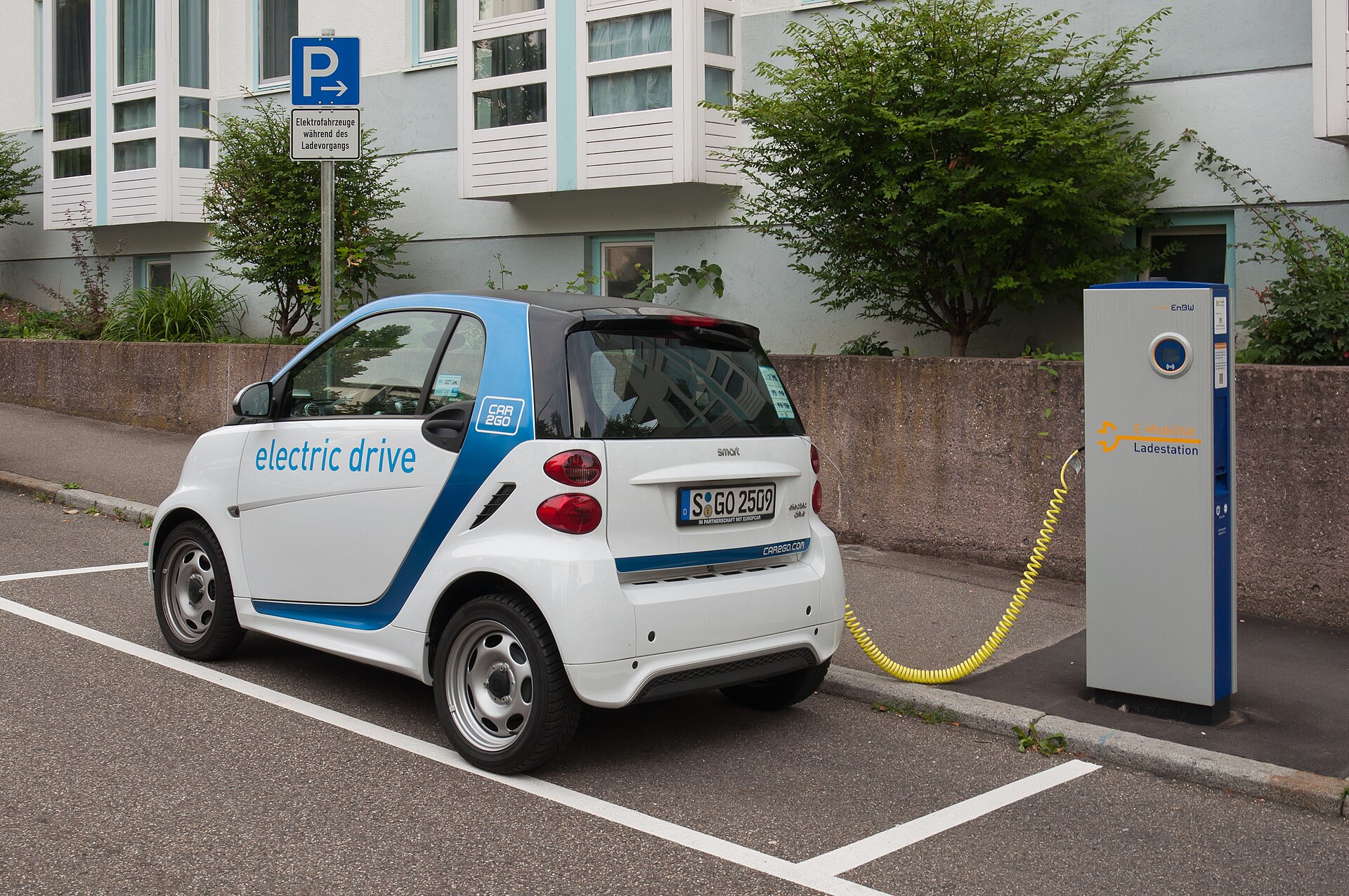 暖房を我慢せずに航続距離の余白を作る方法に関連する実写写真:Car2Go Charging Station Stuttgart 2013 01.jpg