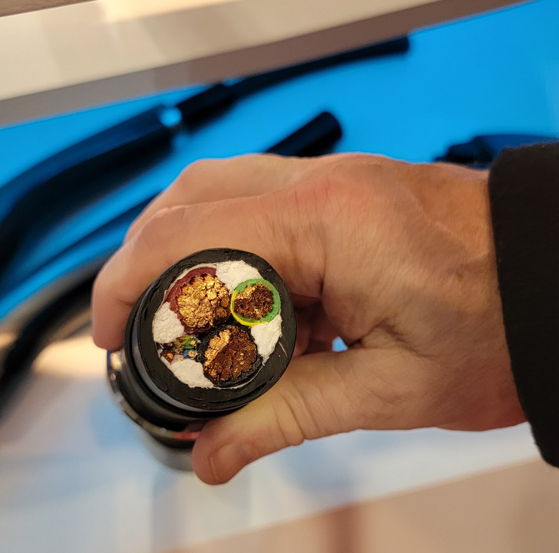 目的地での充電を予定に入れる時の注意に関連する実写写真:Cross-cut of an electric vehicle charging cable.jpg