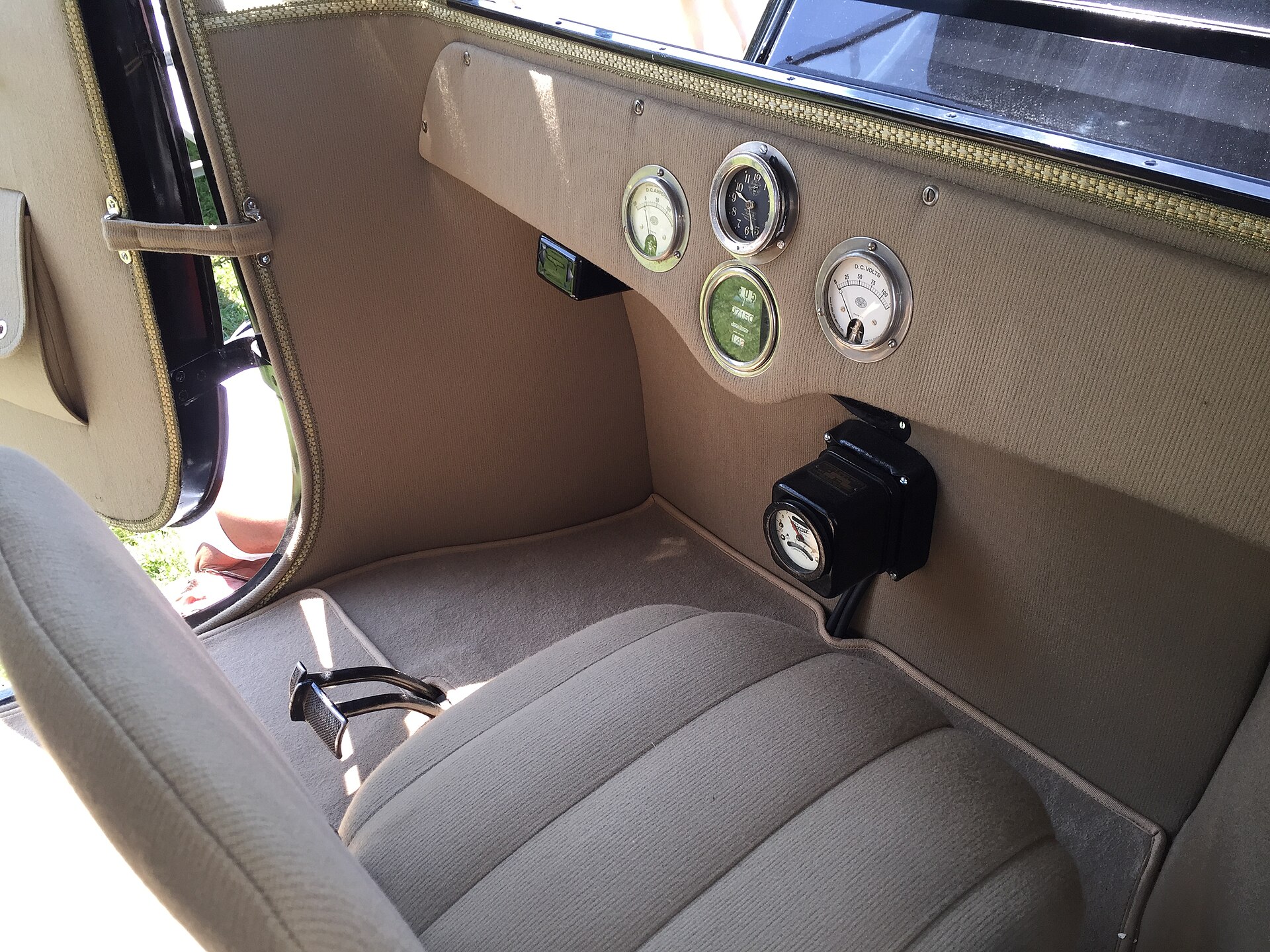 冬の遠出前に家族で共有しておくことに関連する実写写真:1932 Detroit Electric Model 97 - first of 7 built - at 2015 Macungie show 6.jpg