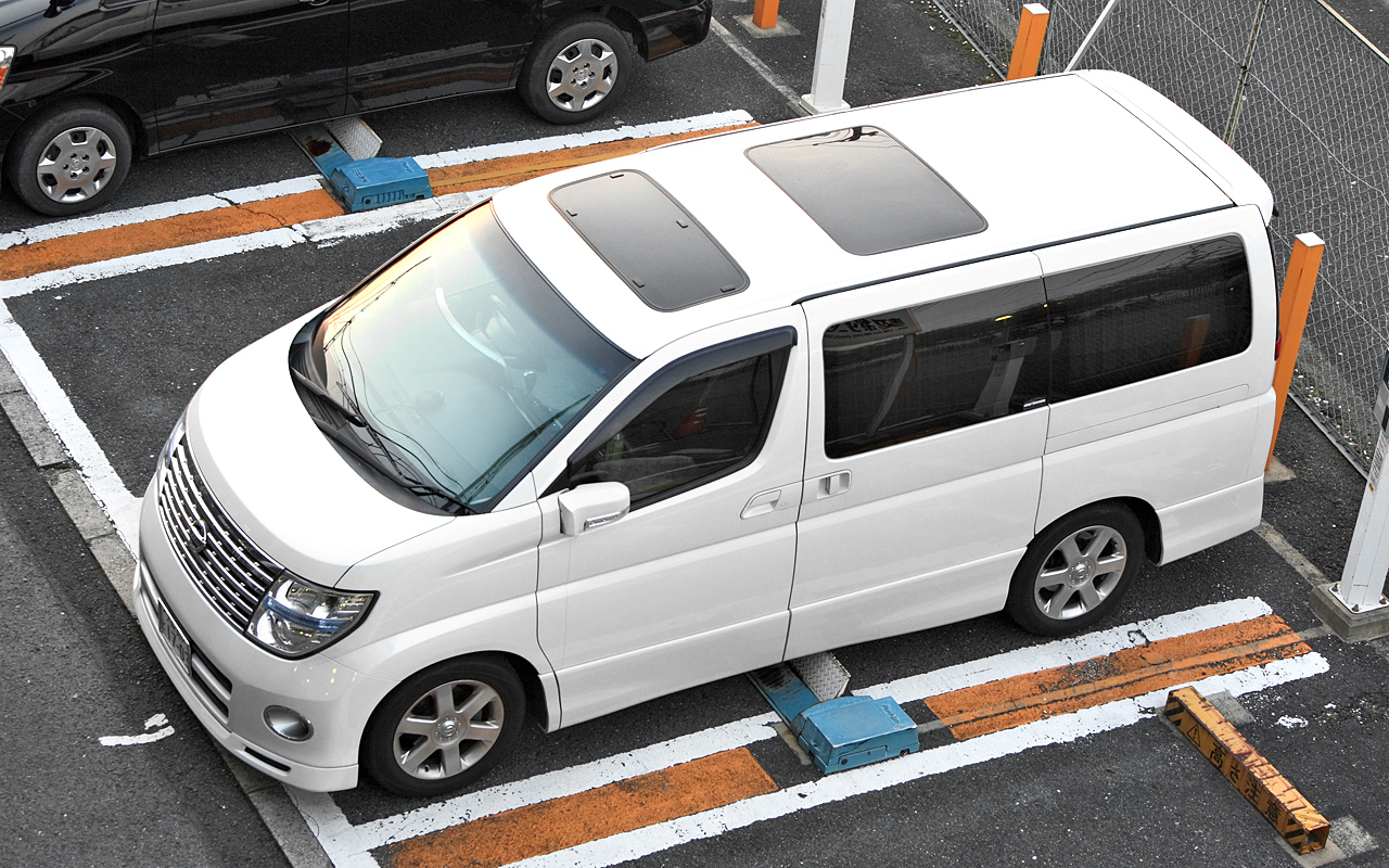 2代目日産エルグランドE51の実車