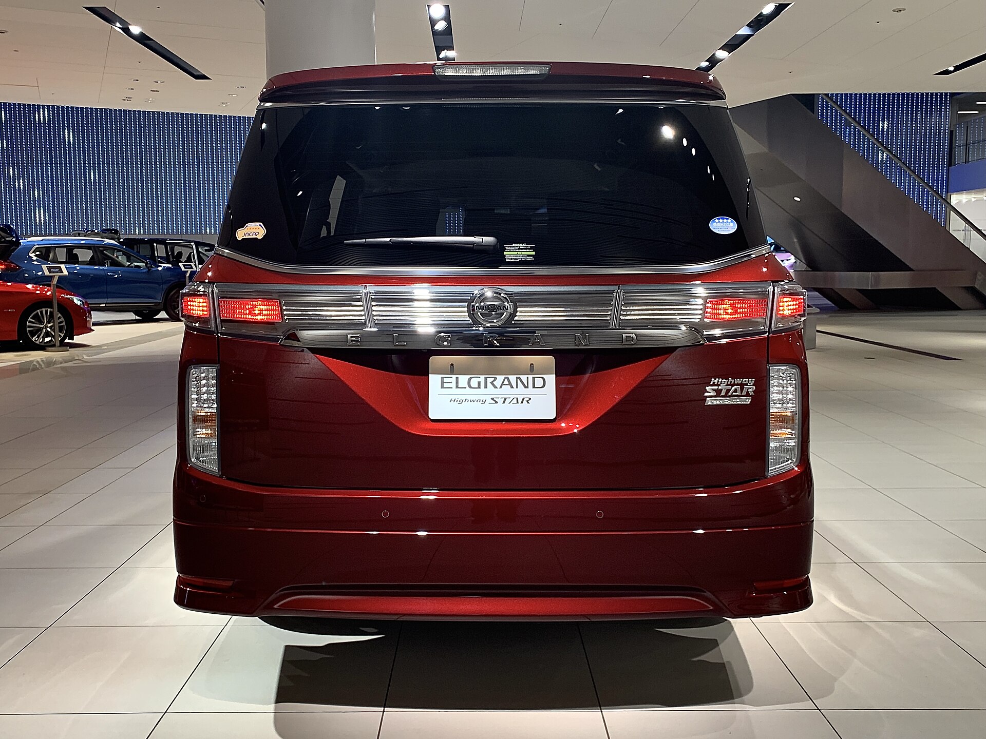 日産グローバル本社ギャラリーに展示された3代目エルグランドE52の後方