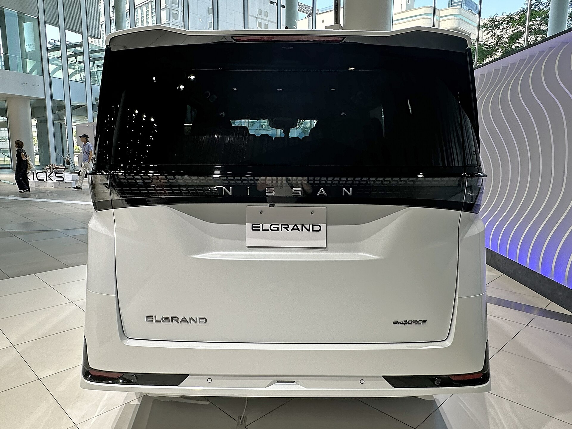 白い新型日産エルグランドX e-4ORCE E53を後方から撮影した写真