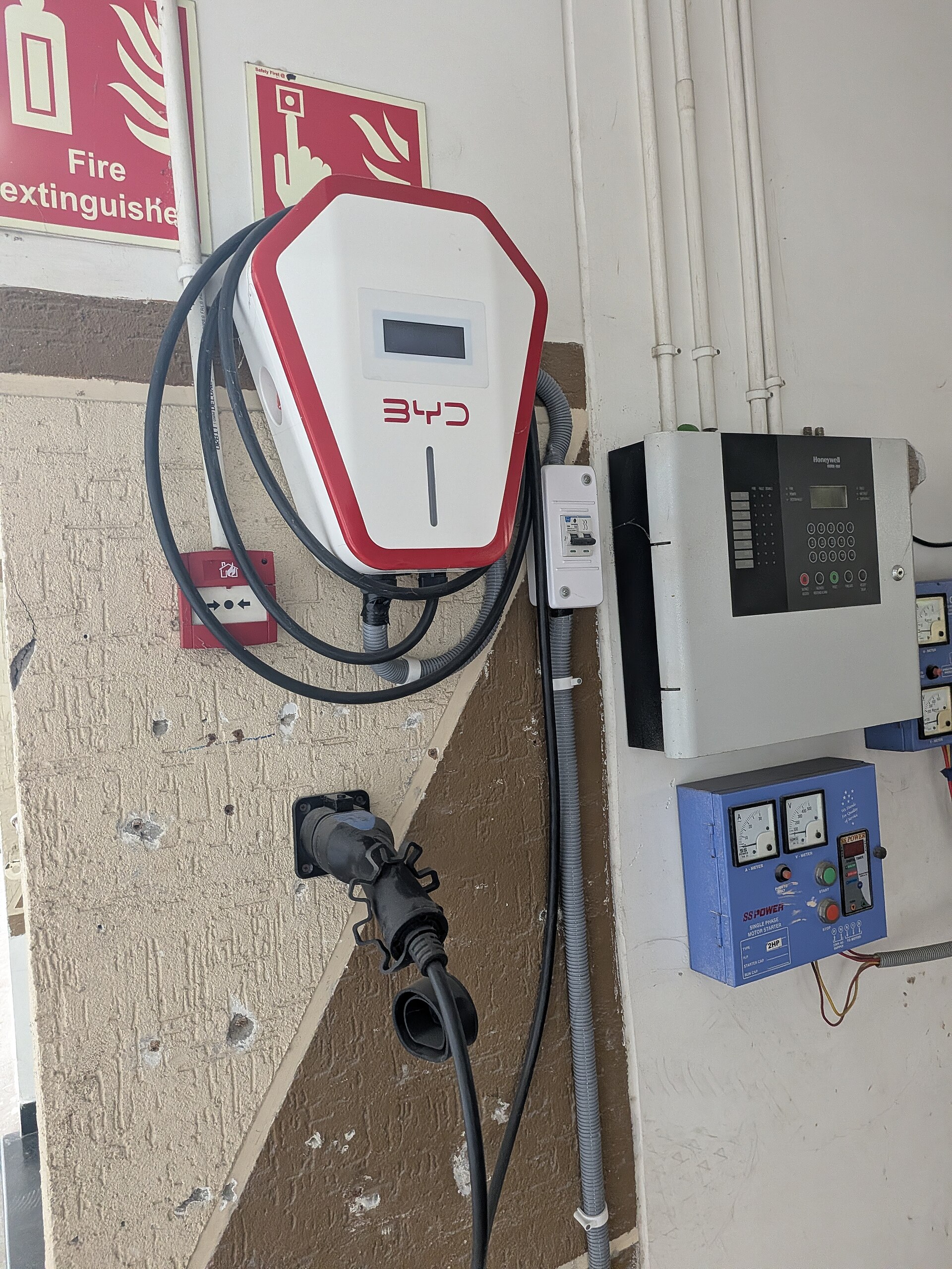 配線距離と露出・埋設で費用が変わる理由に関連する実写写真:BYD electric car charger at garage of hotel in Hyderabad.jpg