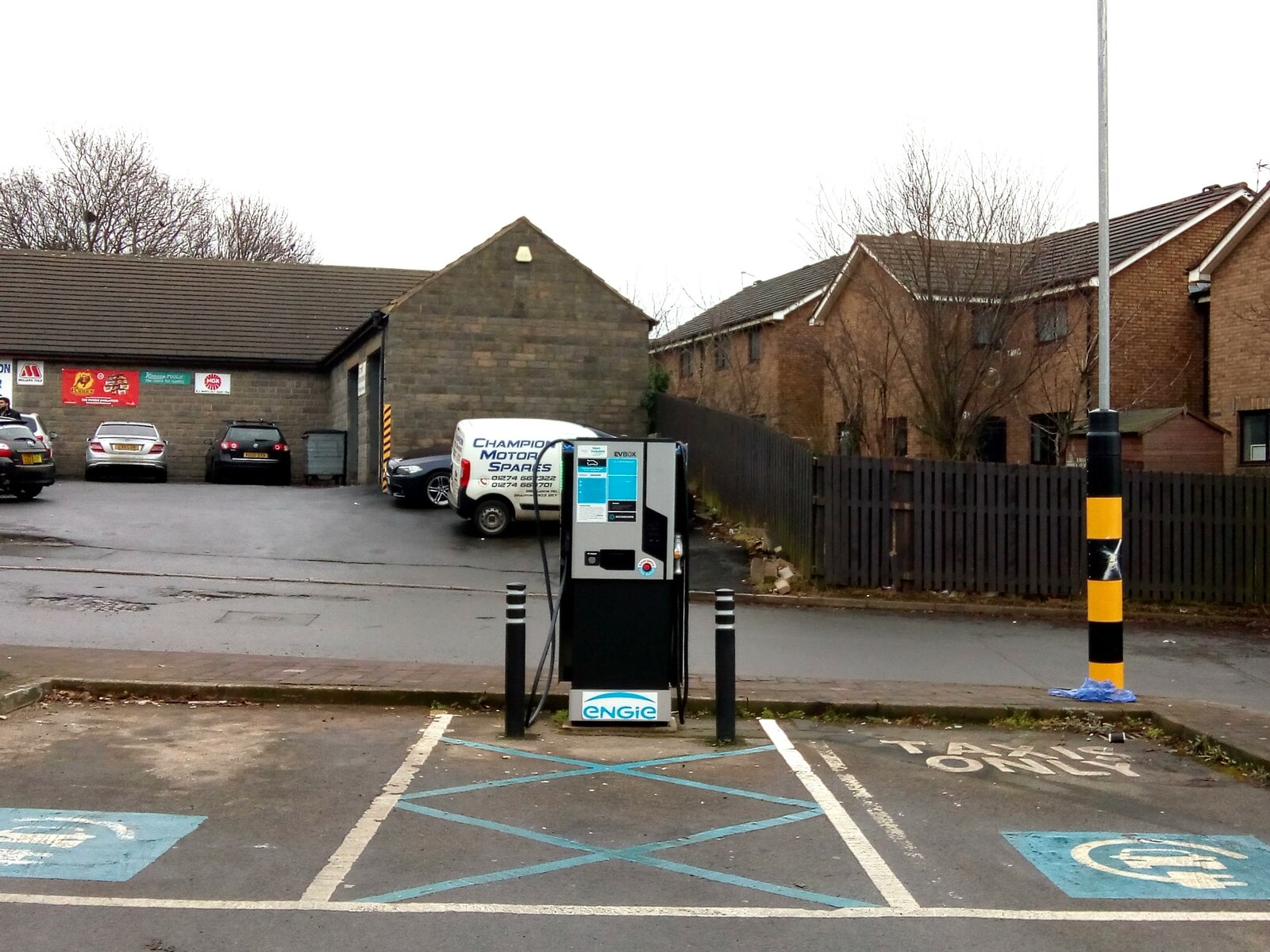 将来増設できる設計にするための質問に関連する実写写真:Electric Vehicle Charging Point, Orange Street Car Park, Bradford - geograph.org.uk - 7390343.jpg