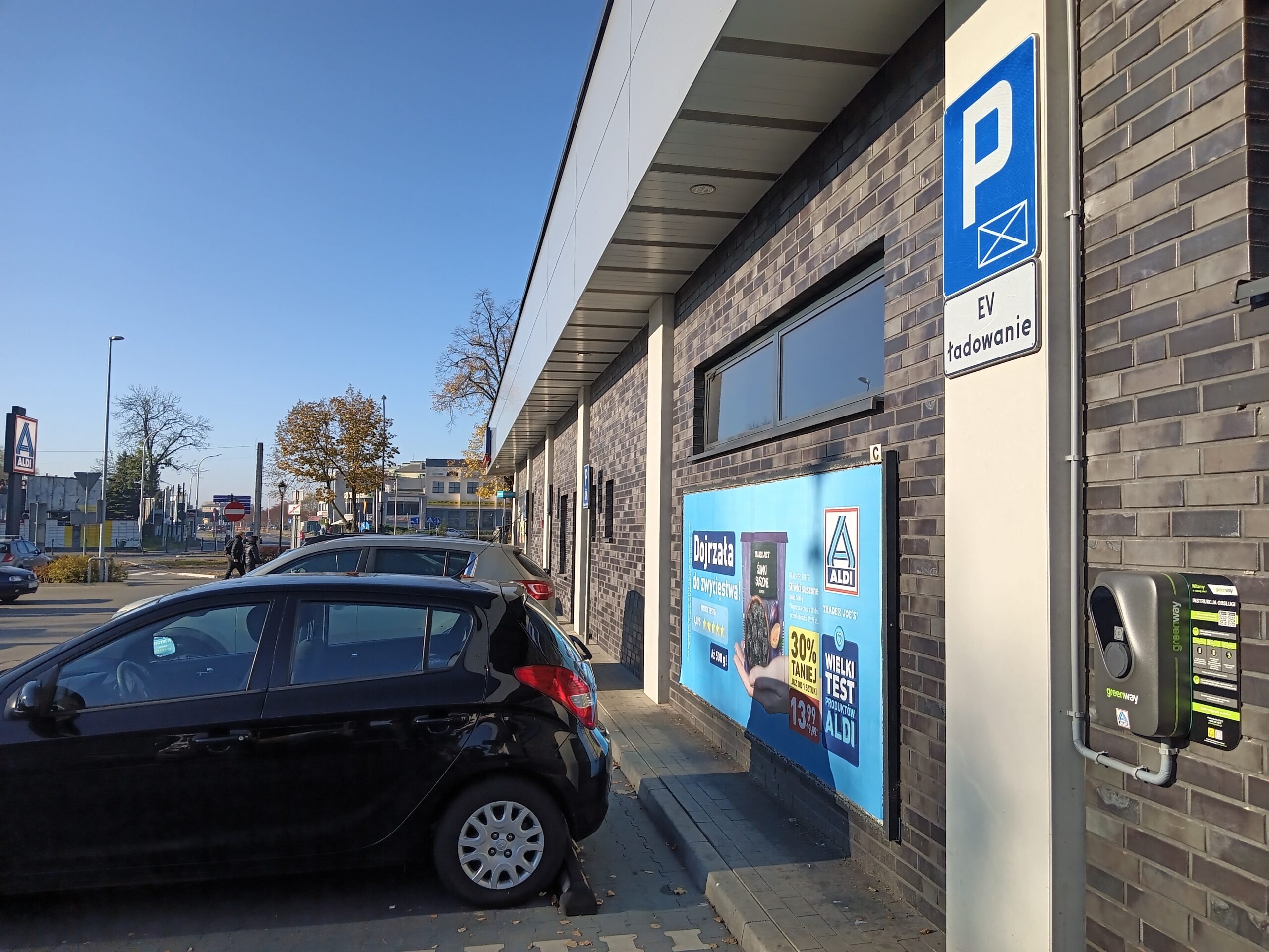 普通充電と急速充電を滞在時間から選ぶに関連する実写写真:Aldi Nord Electric Vehicle Charging Station. Tomaszów Mazowiecki, Poland.jpg