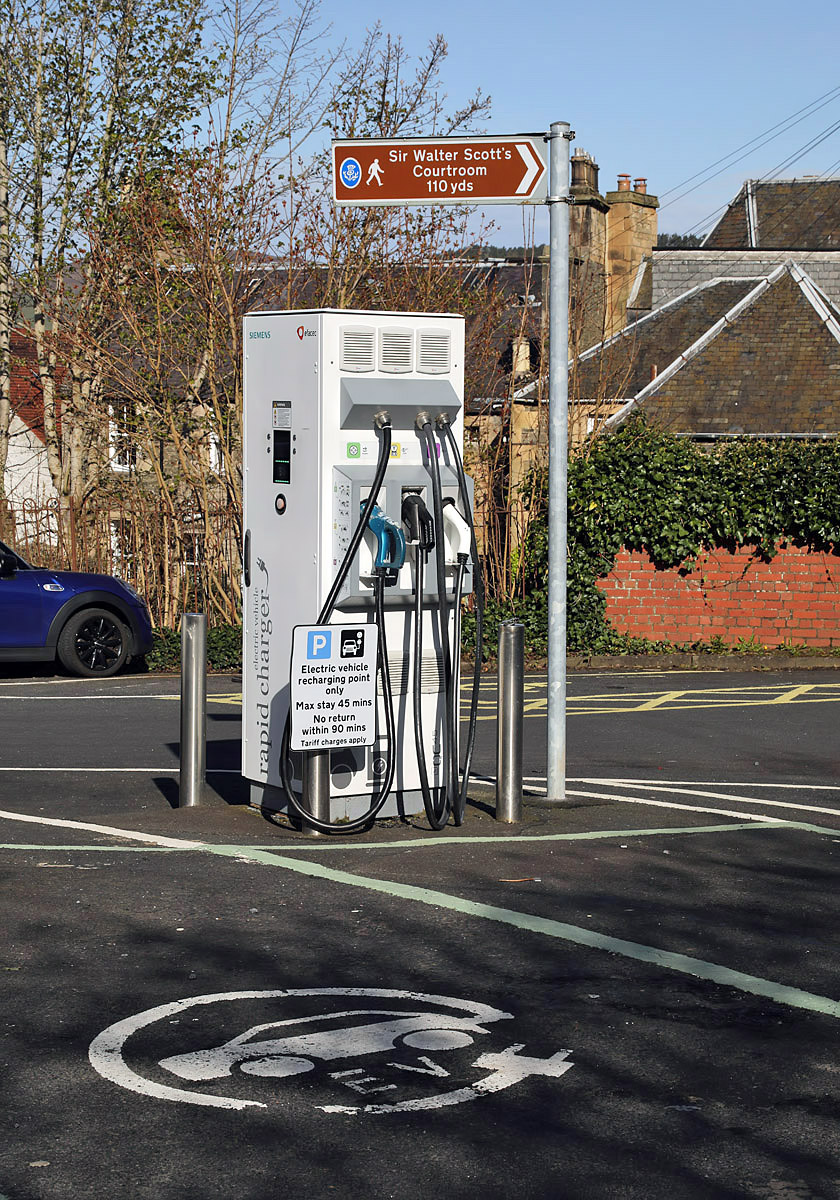 出力表示と実際の充電量が一致しない理由に関連する実写写真:An electric vehicle charging point at Selkirk - geograph.org.uk - 7755728.jpg