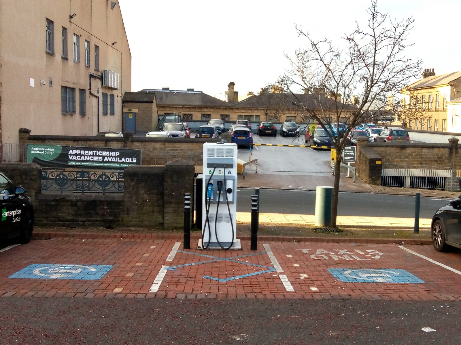 充電中に車を離れる時の考え方に関連する実写写真:Electric Vehicle Charging Point, Upper Park Gate, Bradford - geograph.org.uk - 7402096.jpg