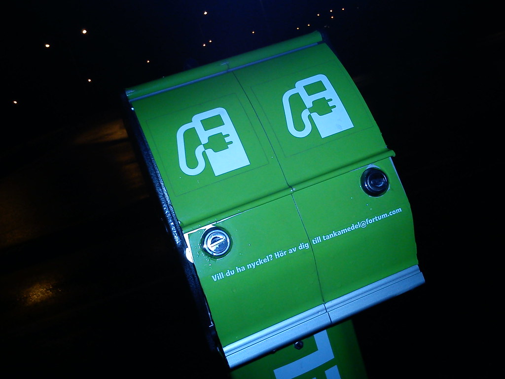 Charging pole for electric carsを写した実写写真