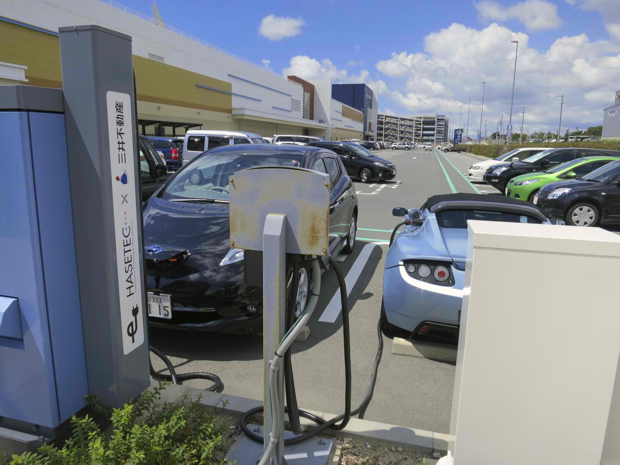 2012年に磐田市の充電設備で撮影された初代リーフと旧ロードスターの参考写真