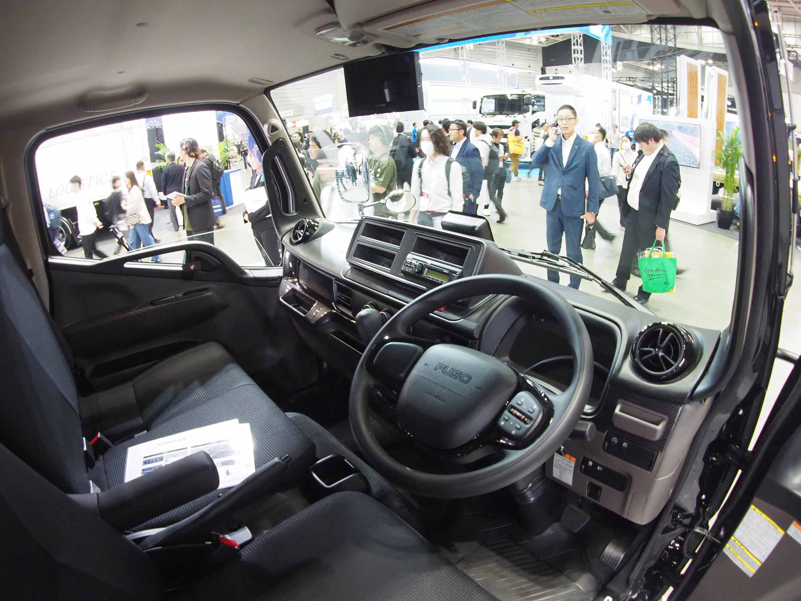 Japan Truck Show 2026で展示されたeCanterの運転席