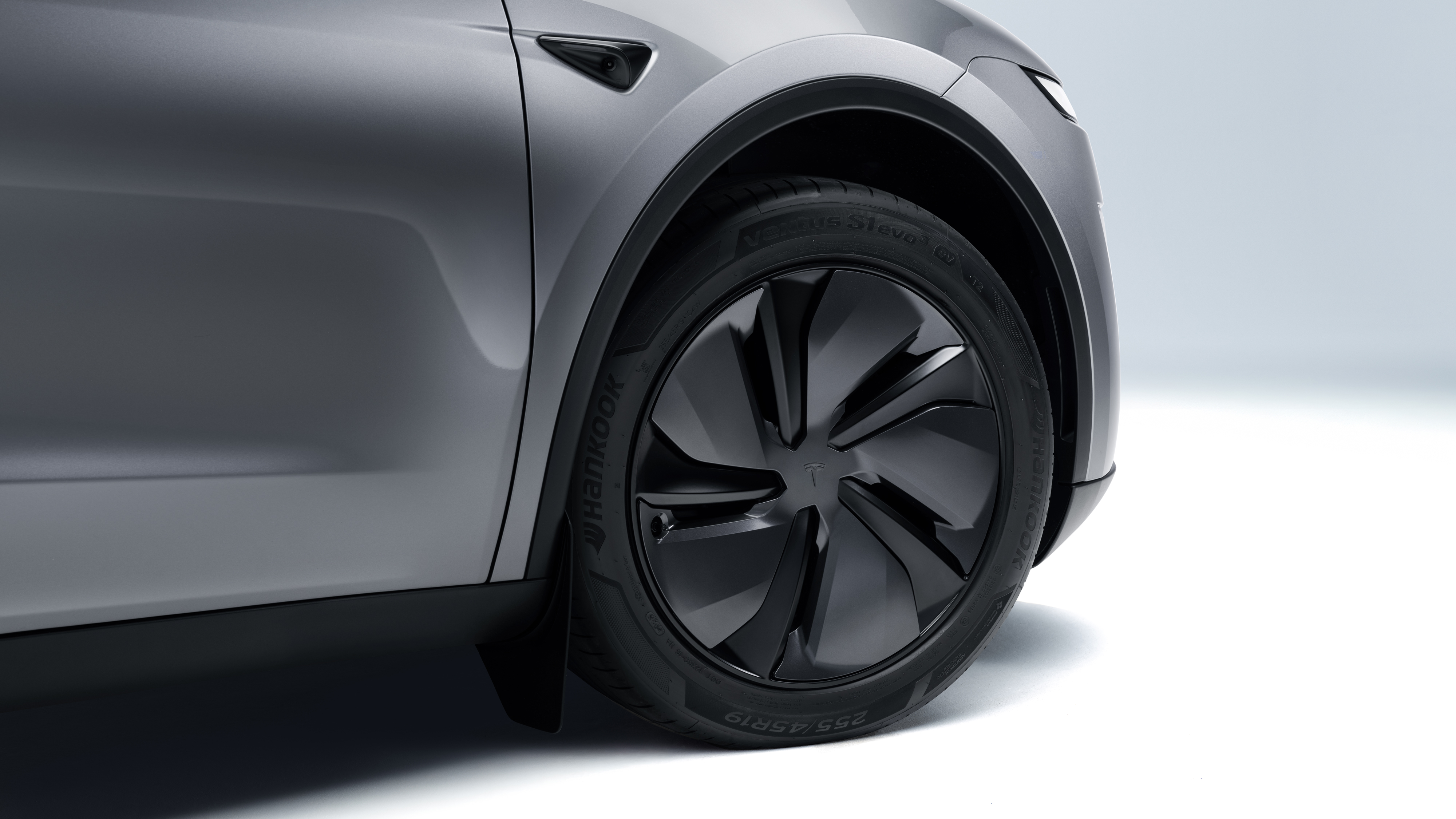 Model Yの前輪上部にあるサイドカメラと車体。Tesla公式素材
