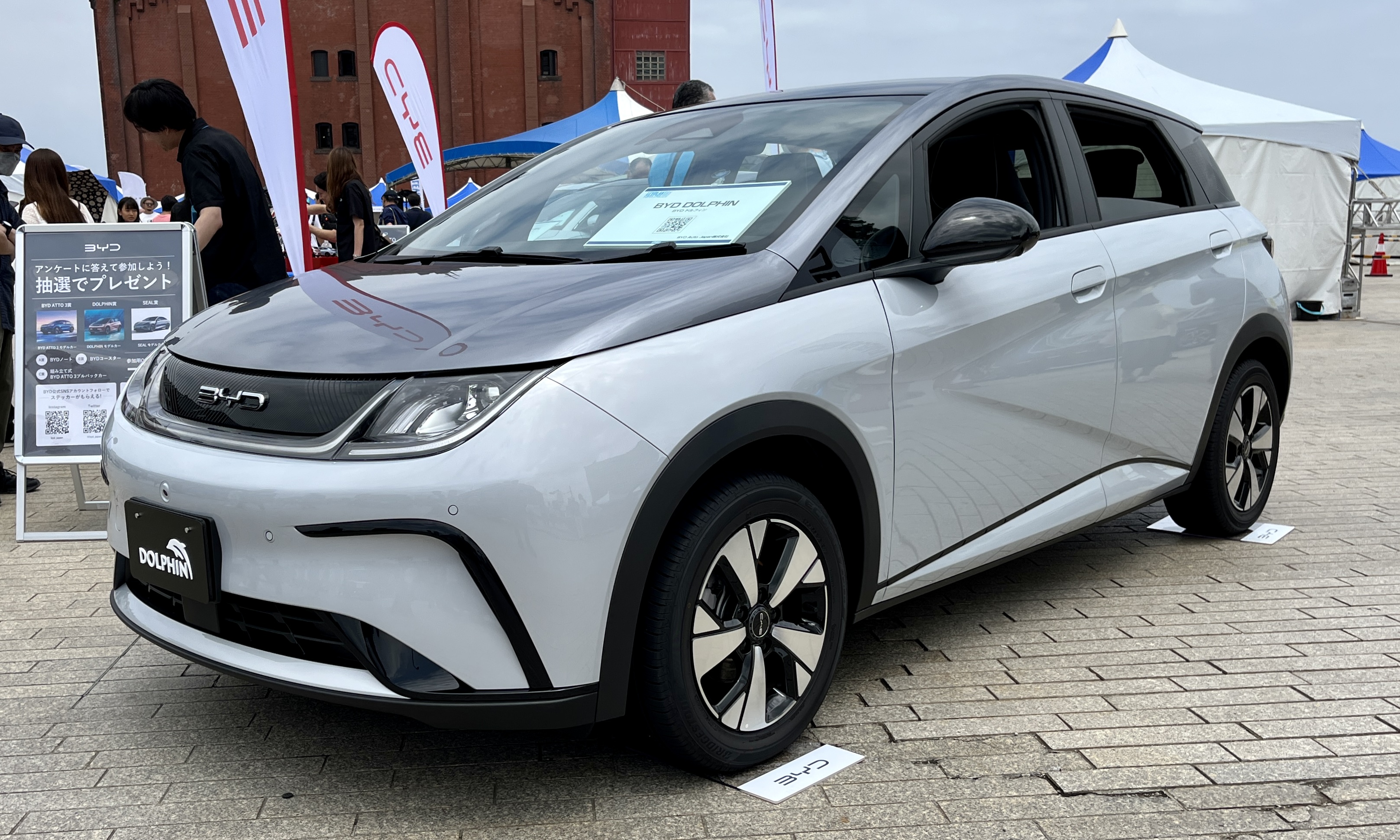 2023年に日本で撮影されたBYD DOLPHINの前面。現行装備を保証する写真ではありません