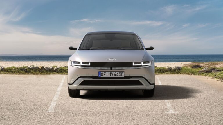 海を背景に正面から見た2024年欧州向けIONIQ 5