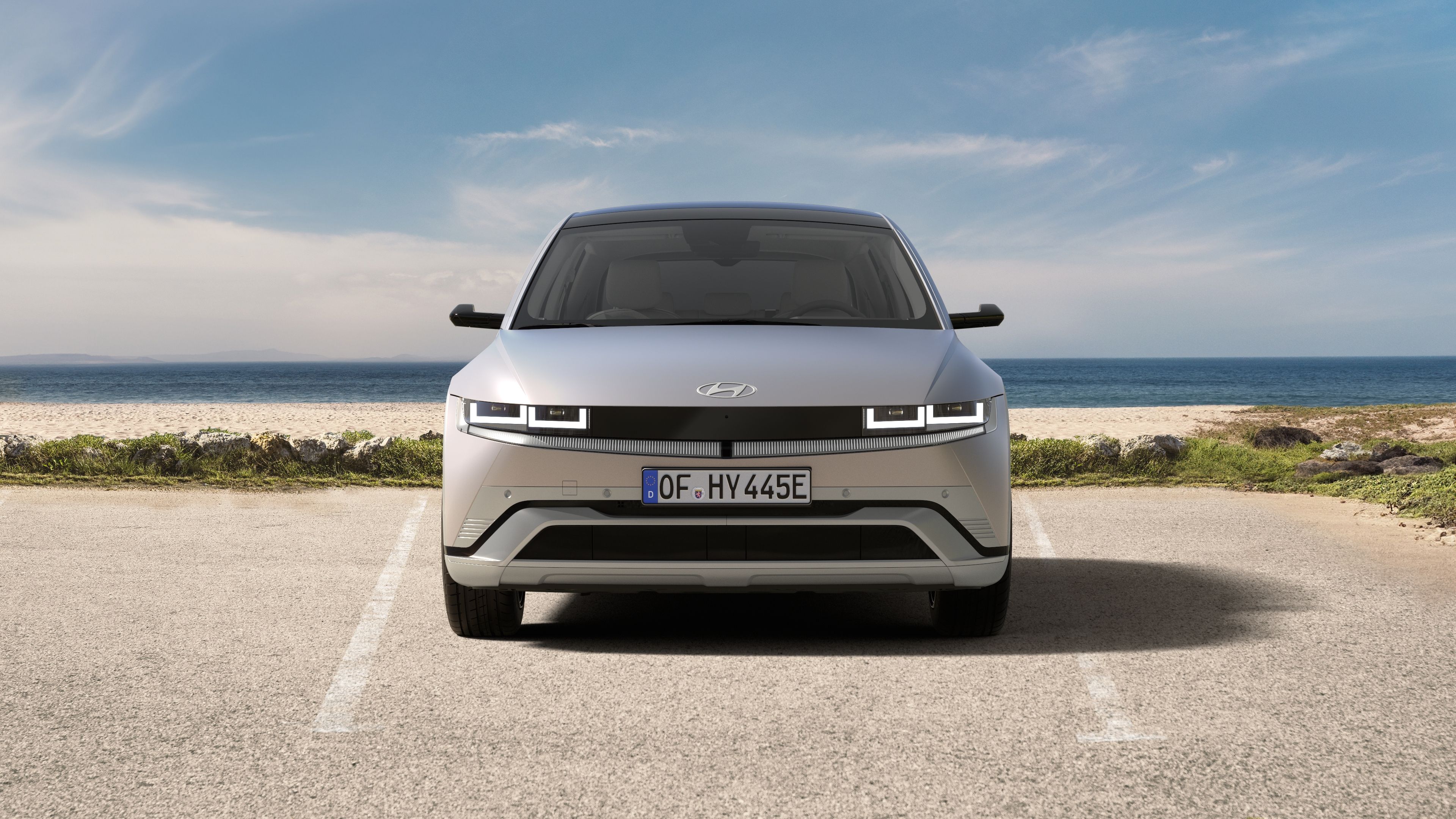 海を背景に正面から見た2024年欧州向けIONIQ 5