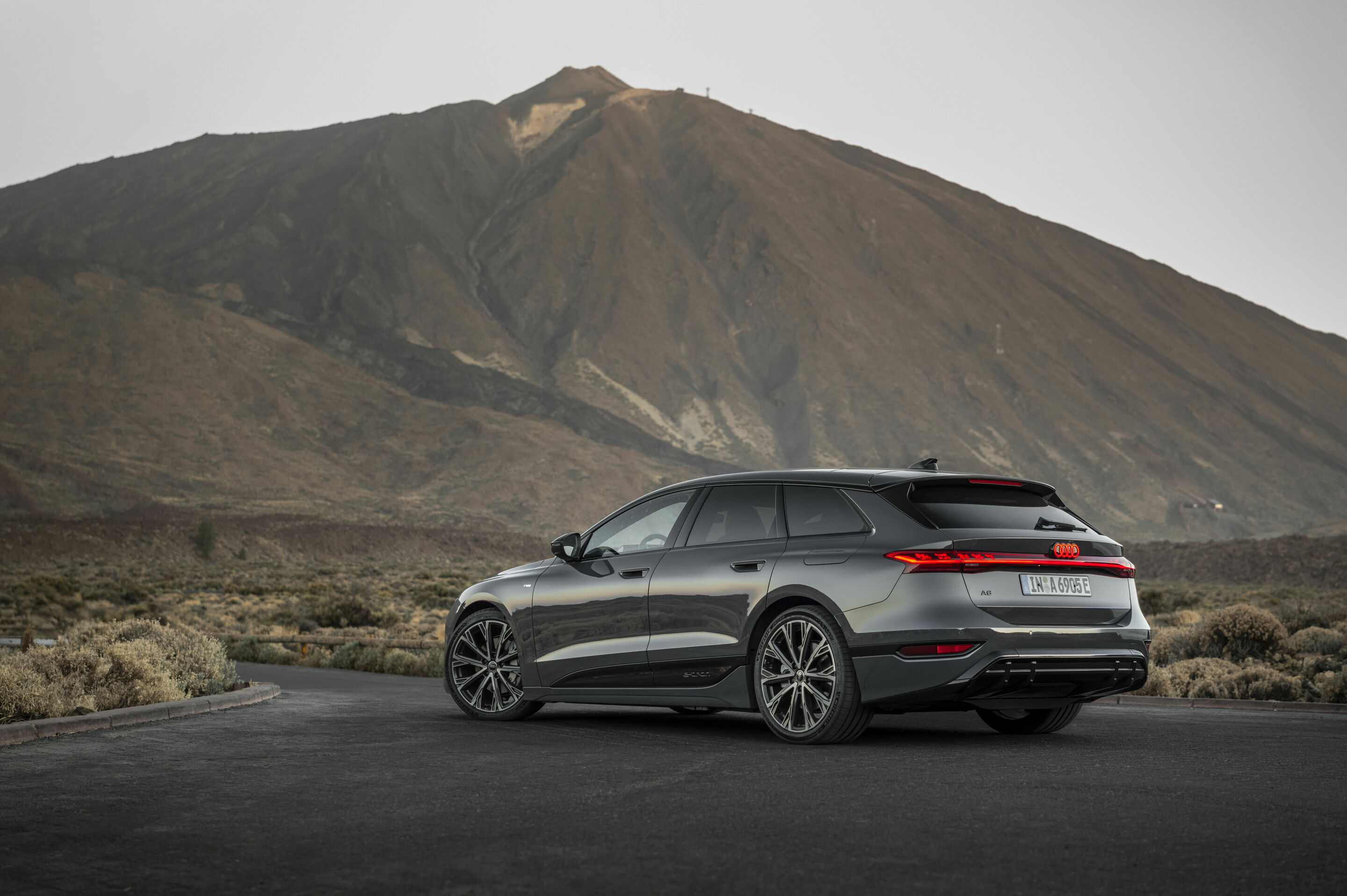 山を背景に後方から見た灰色のAudi A6 Avant e-tronの欧州仕様参考写真