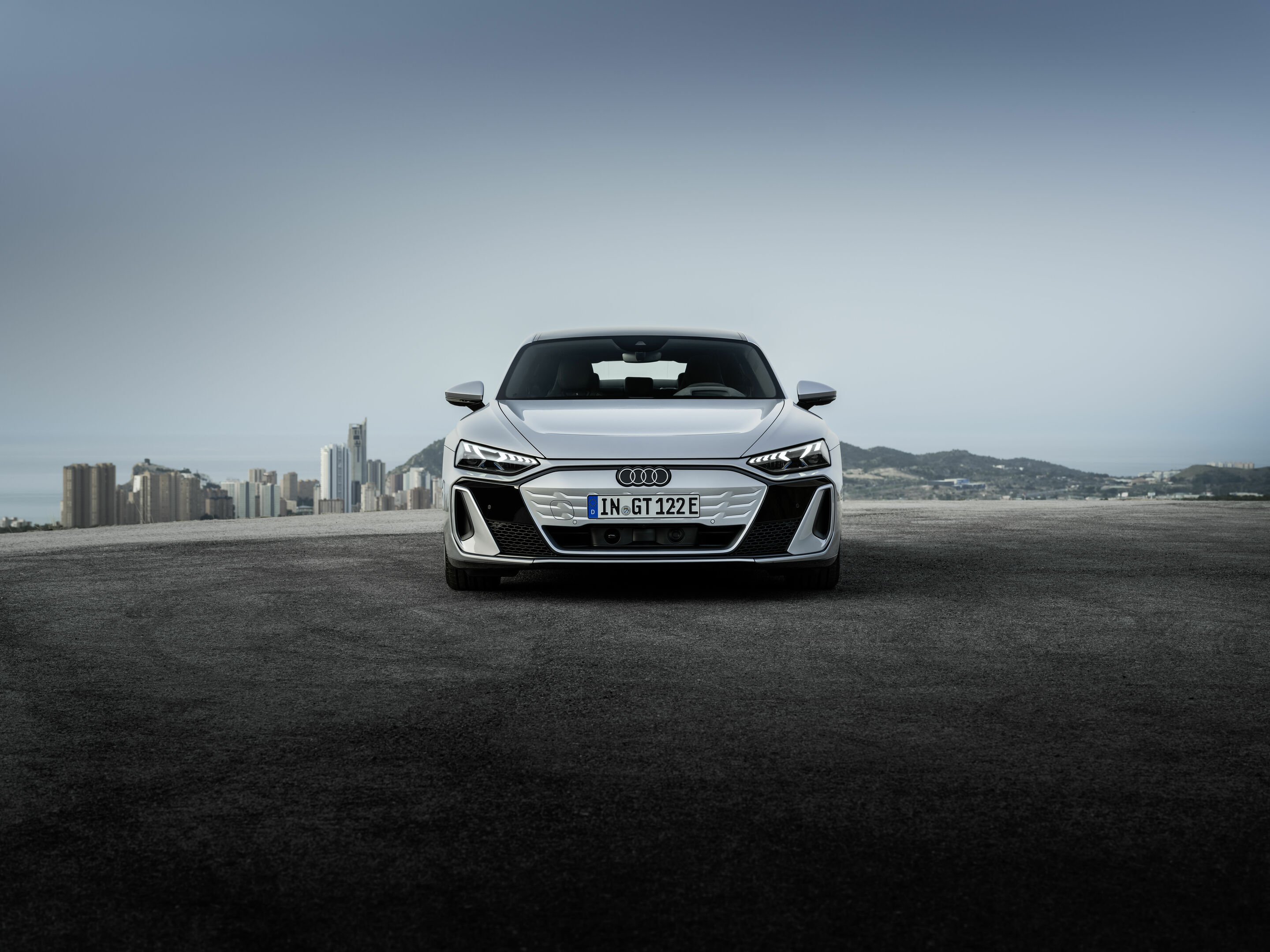 街並みを背景に正面から見た銀色のAudi S e-tron GTの欧州仕様参考写真