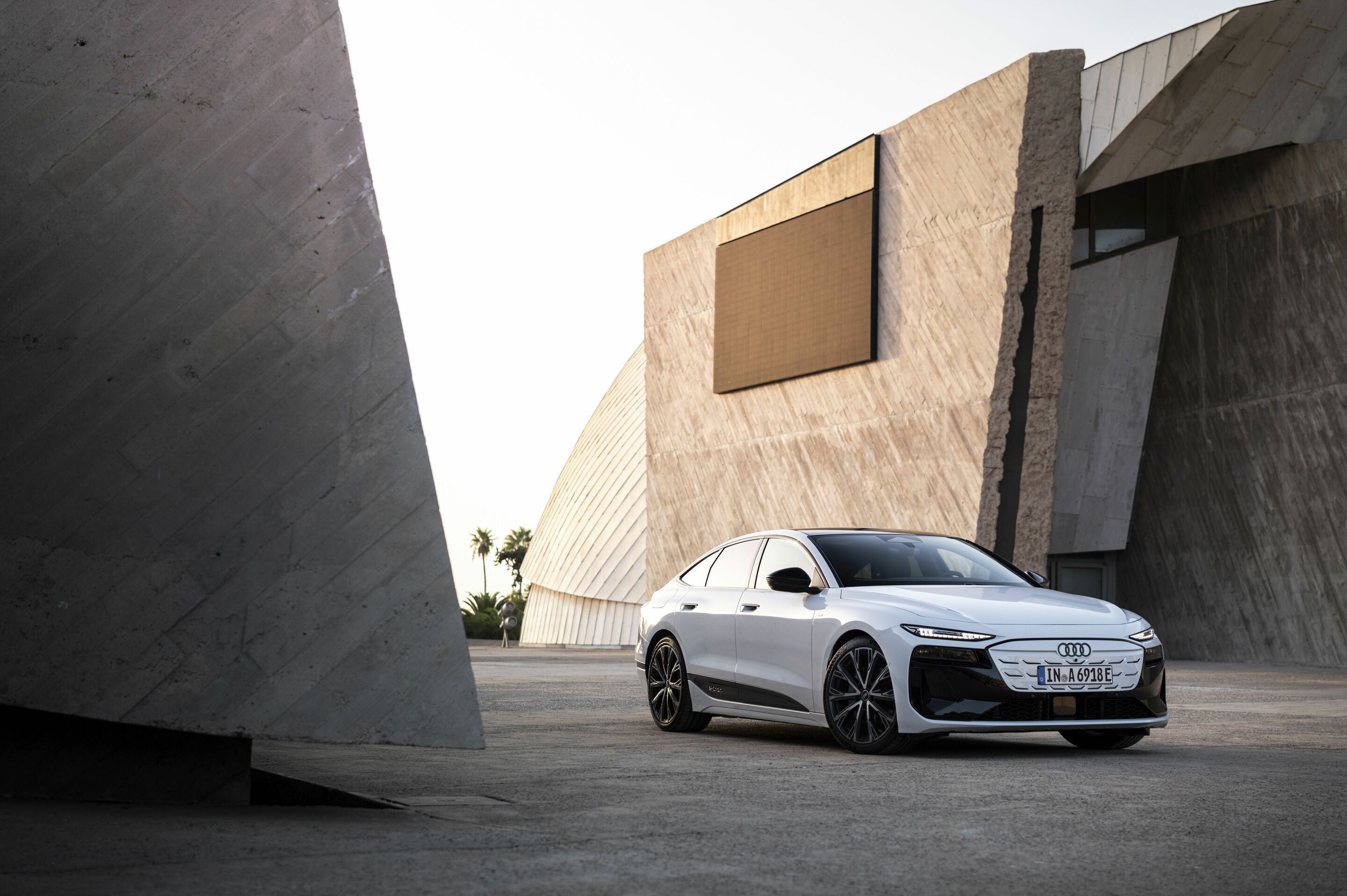 建物の前に停車した白いAudi A6 Sportback e-tronの欧州仕様参考写真