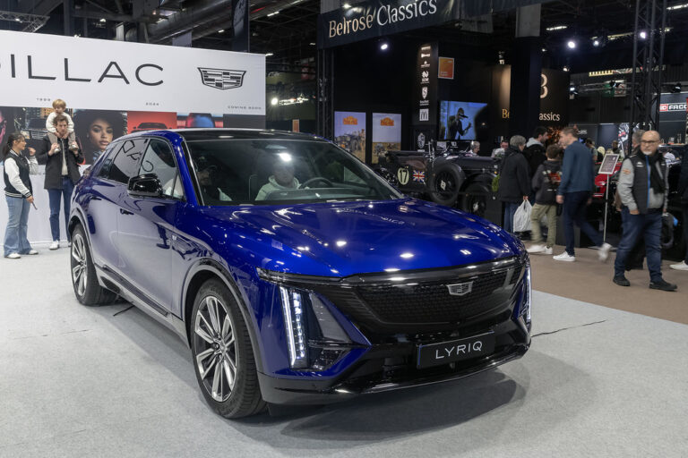 2025年フランスの展示会で撮影された青いキャデラックLYRIQの海外仕様参考写真