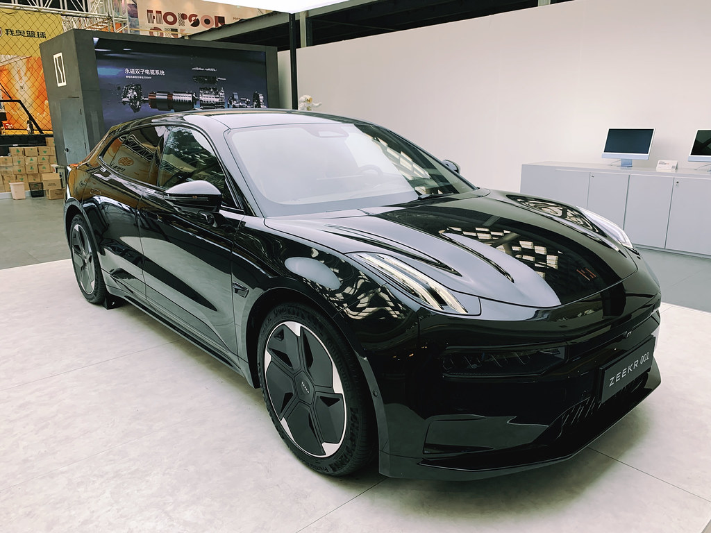 2021年撮影の黒いZEEKR001展示車。2024年800V改良車を示す写真ではありません