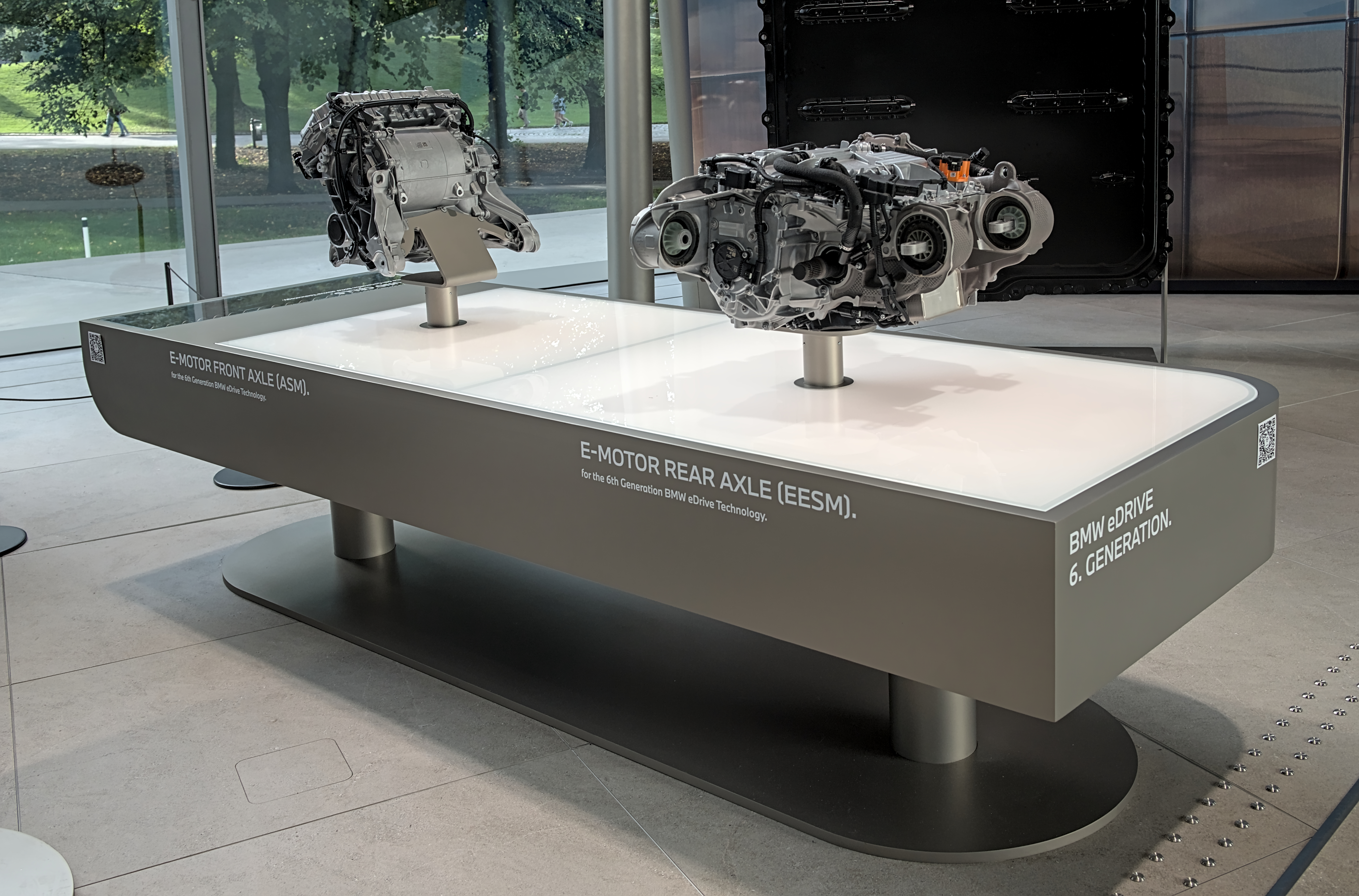 2025年9月に展示された第6世代BMW eDriveの前後モーター・海外展示の参考写真