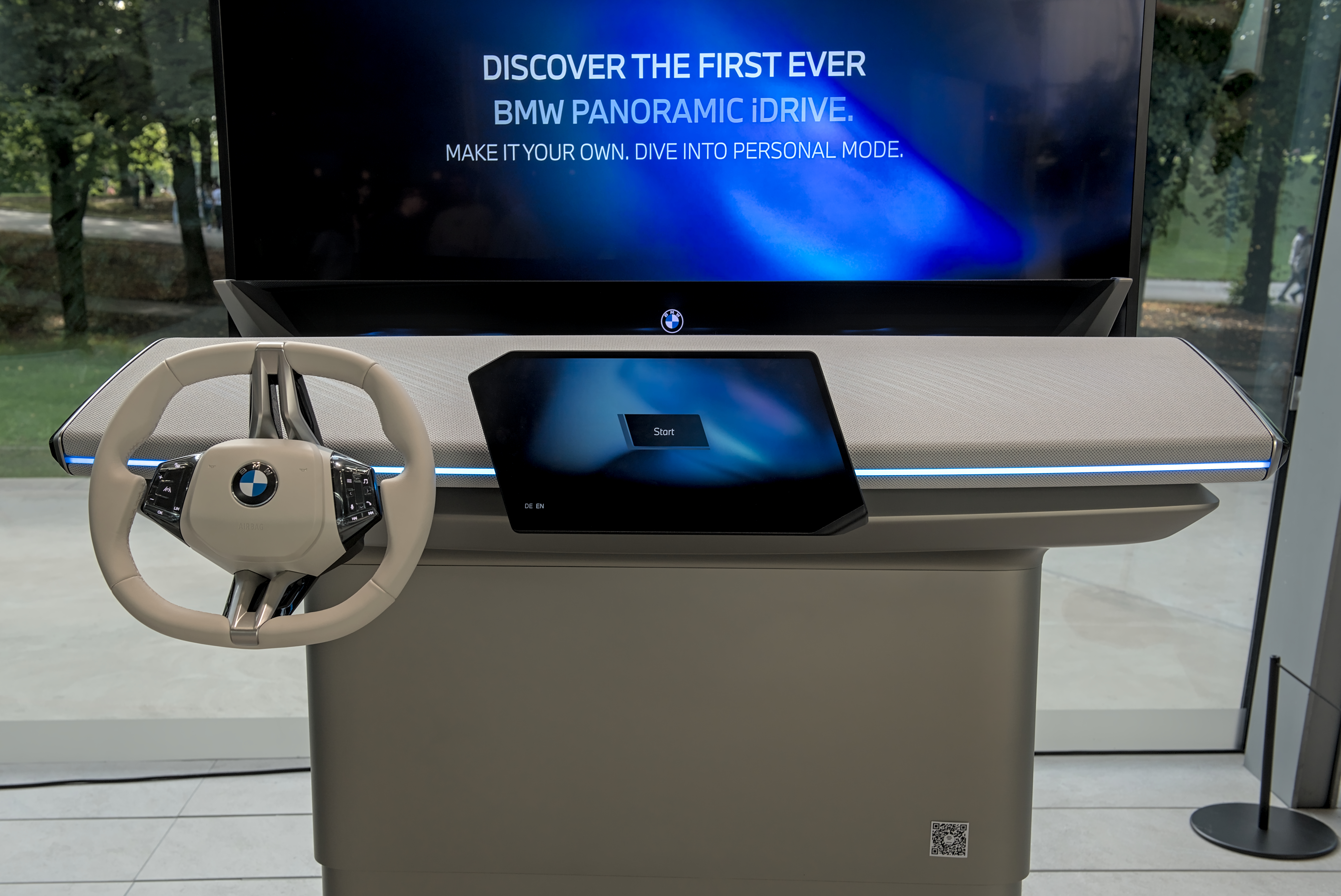 2025年9月の左ハンドルBMWパノラミックiDrive操作系展示・日本量産車とは異なる参考写真