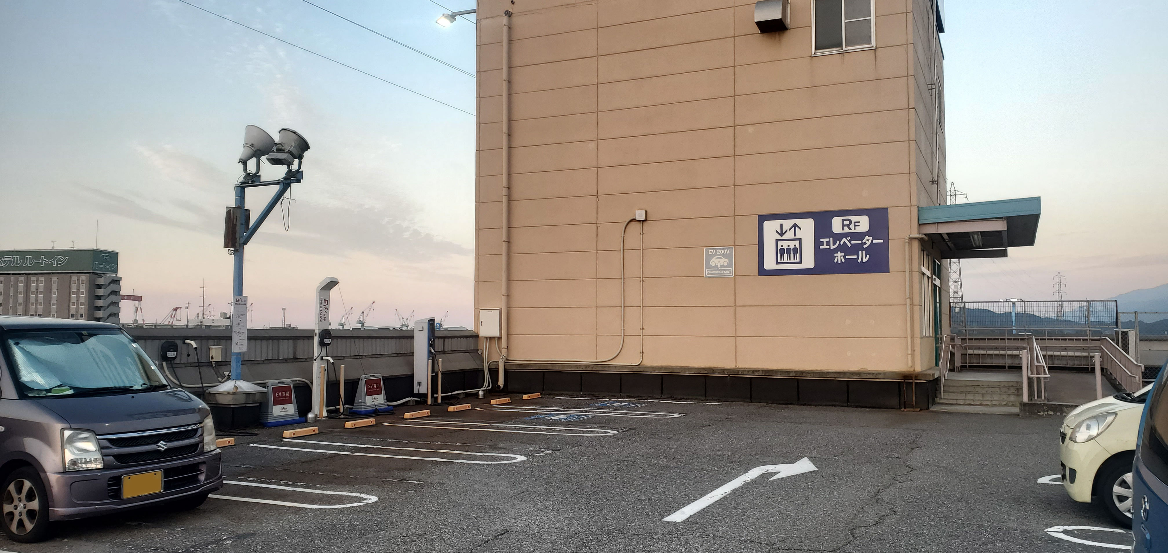 商業施設の屋上駐車場に設置されたEV充電設備。2024年の参考写真