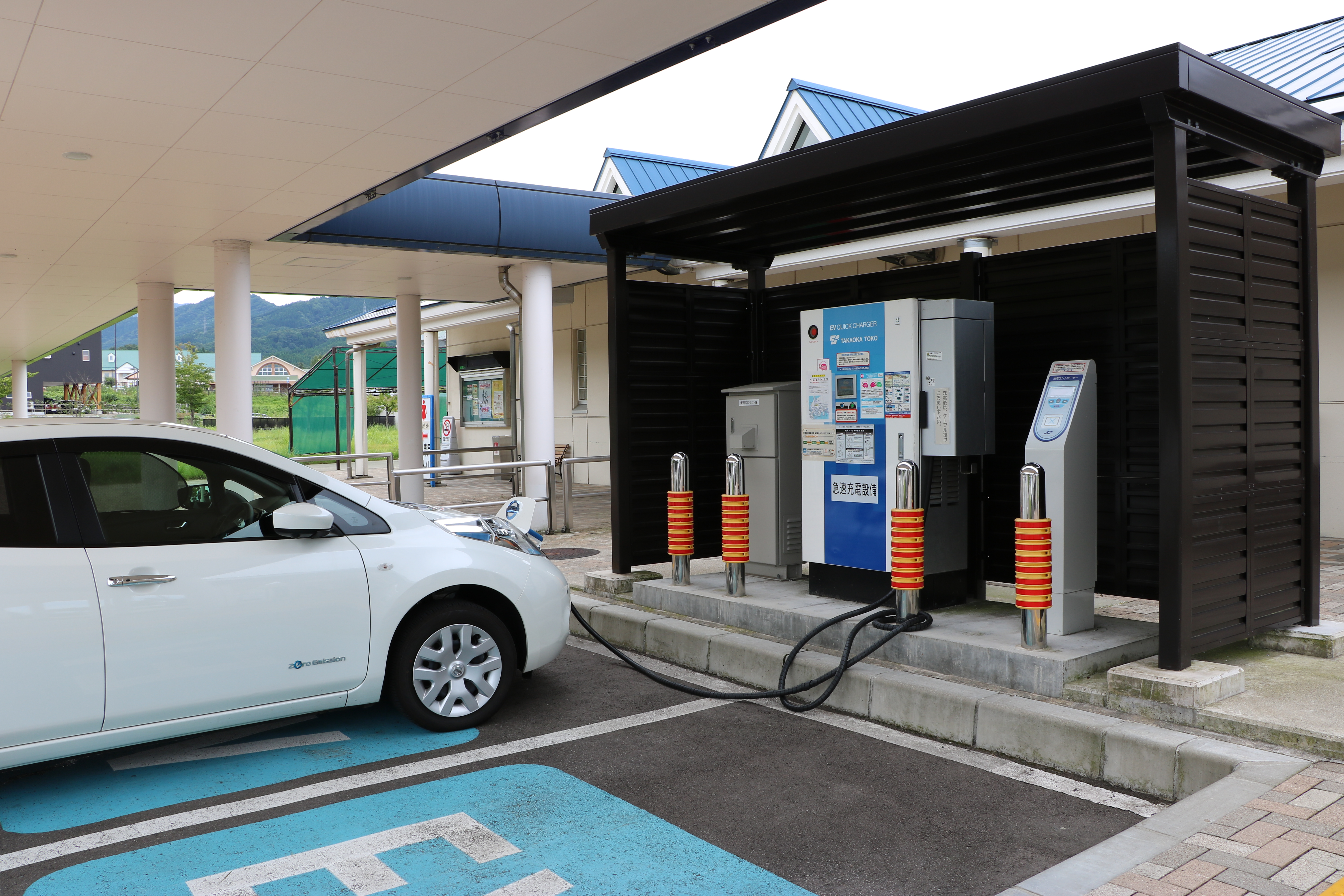 サービスエリアの急速充電区画と接続中のEV。2017年撮影の参考写真