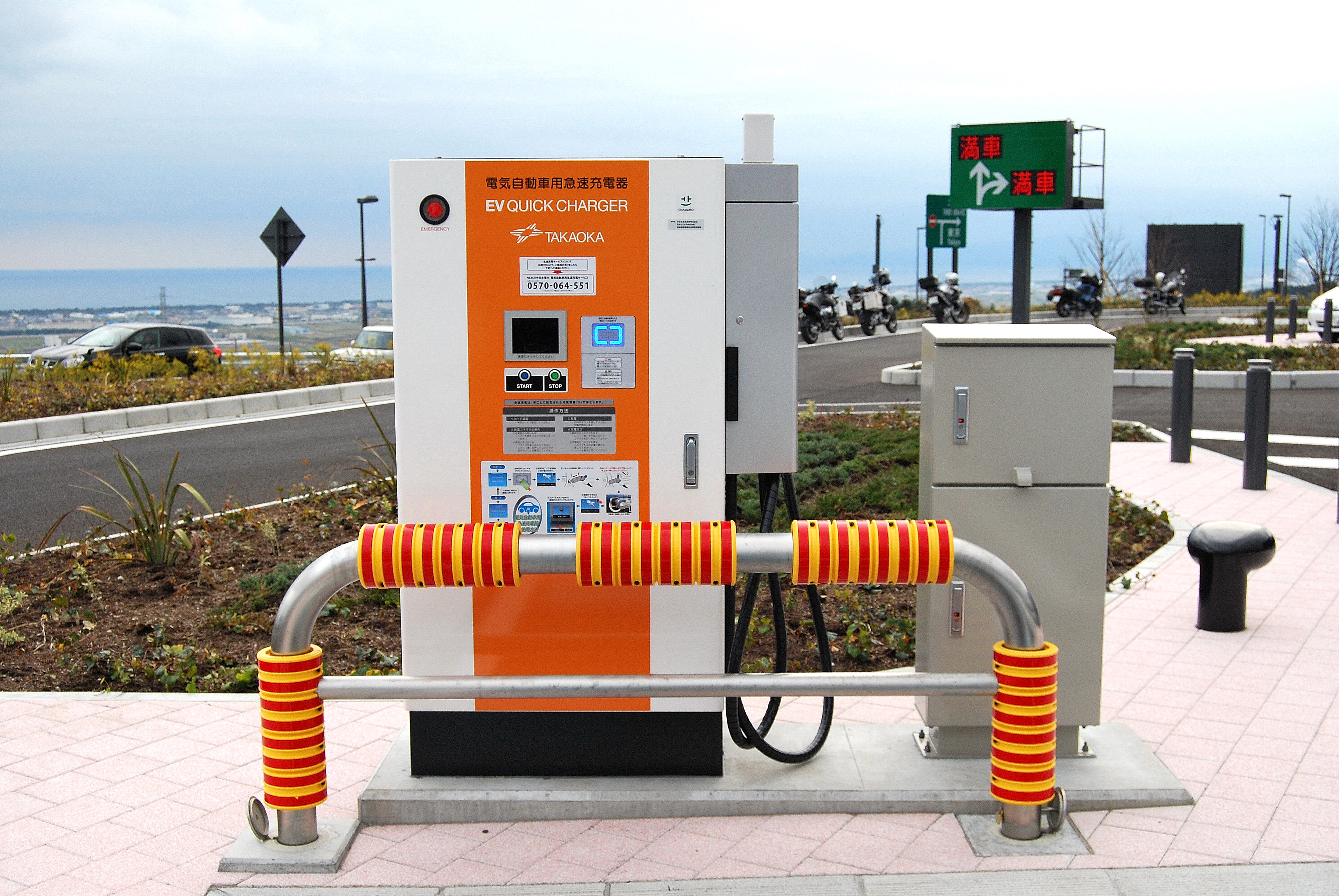 サービスエリアの急速充電器と周囲の駐車場。2012年撮影の参考写真