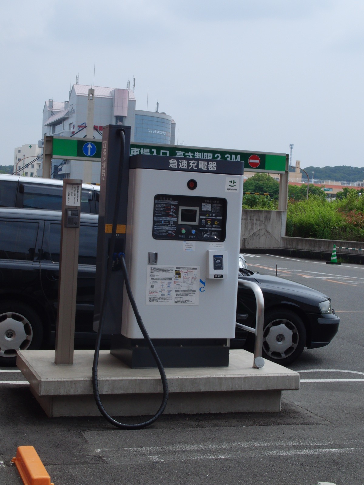 商業施設の駐車場入口付近にある急速充電器。2012年の参考写真