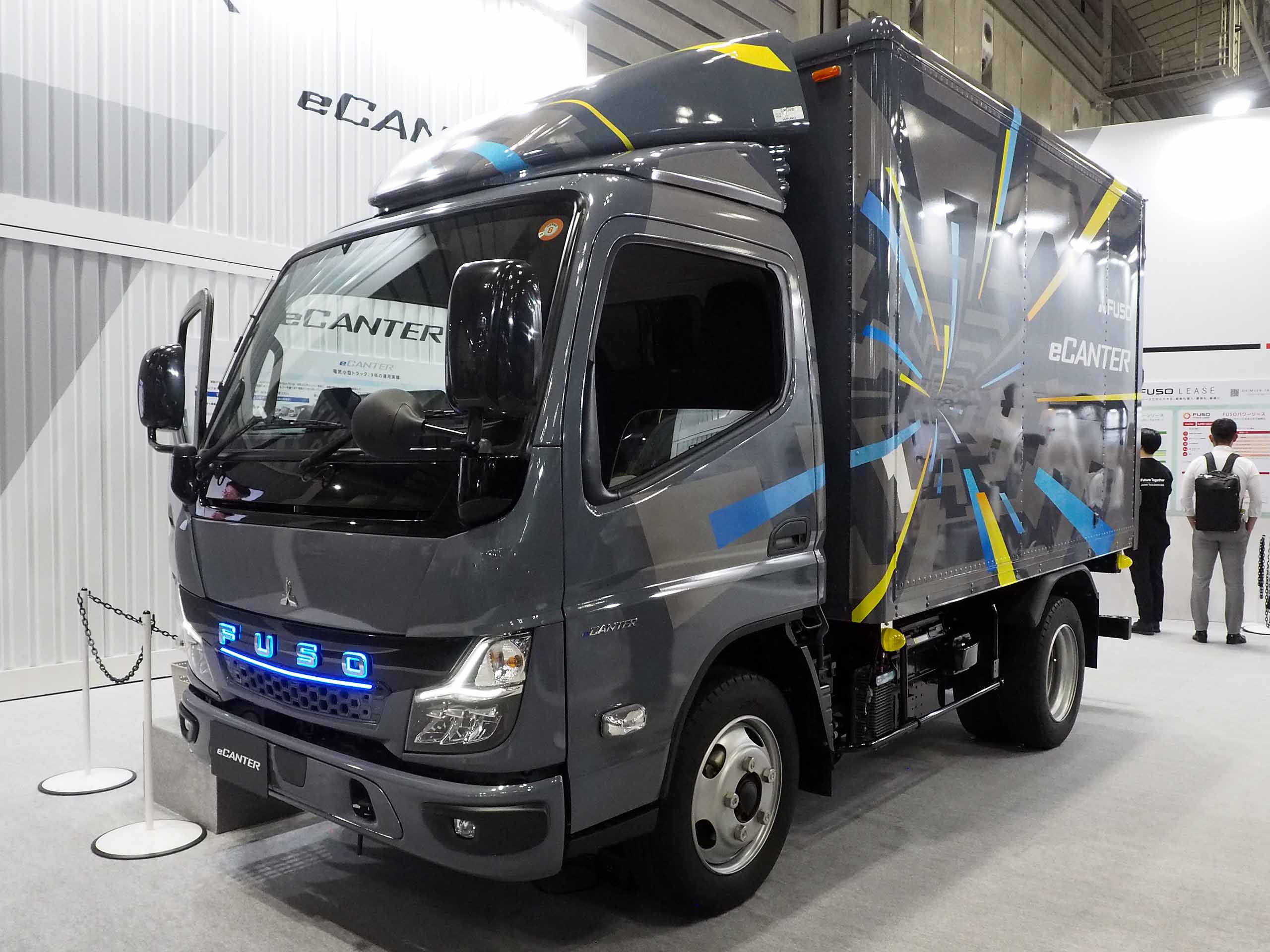Japan Truck Show 2026に展示された三菱ふそうeCanterの外観