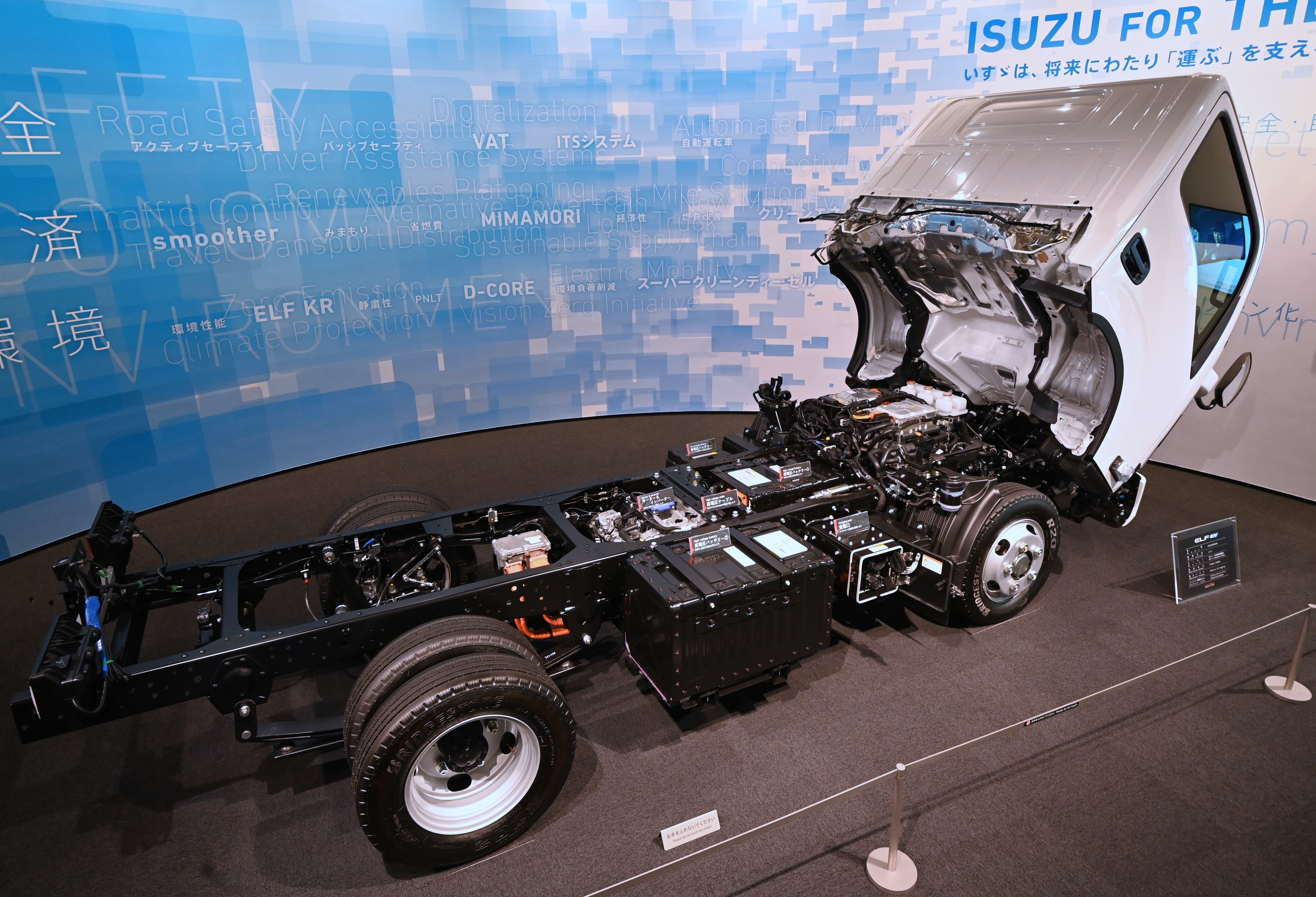 2025年撮影のいすゞELF EV NJR48展示シャシー