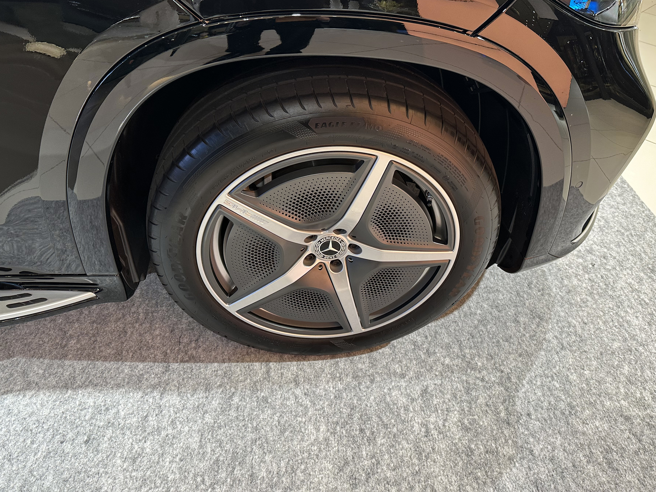2023年撮影のEQS 450 4MATIC SUVのホイール。過去年式の参考写真でMP202601の標準タイヤを示すものではありません。