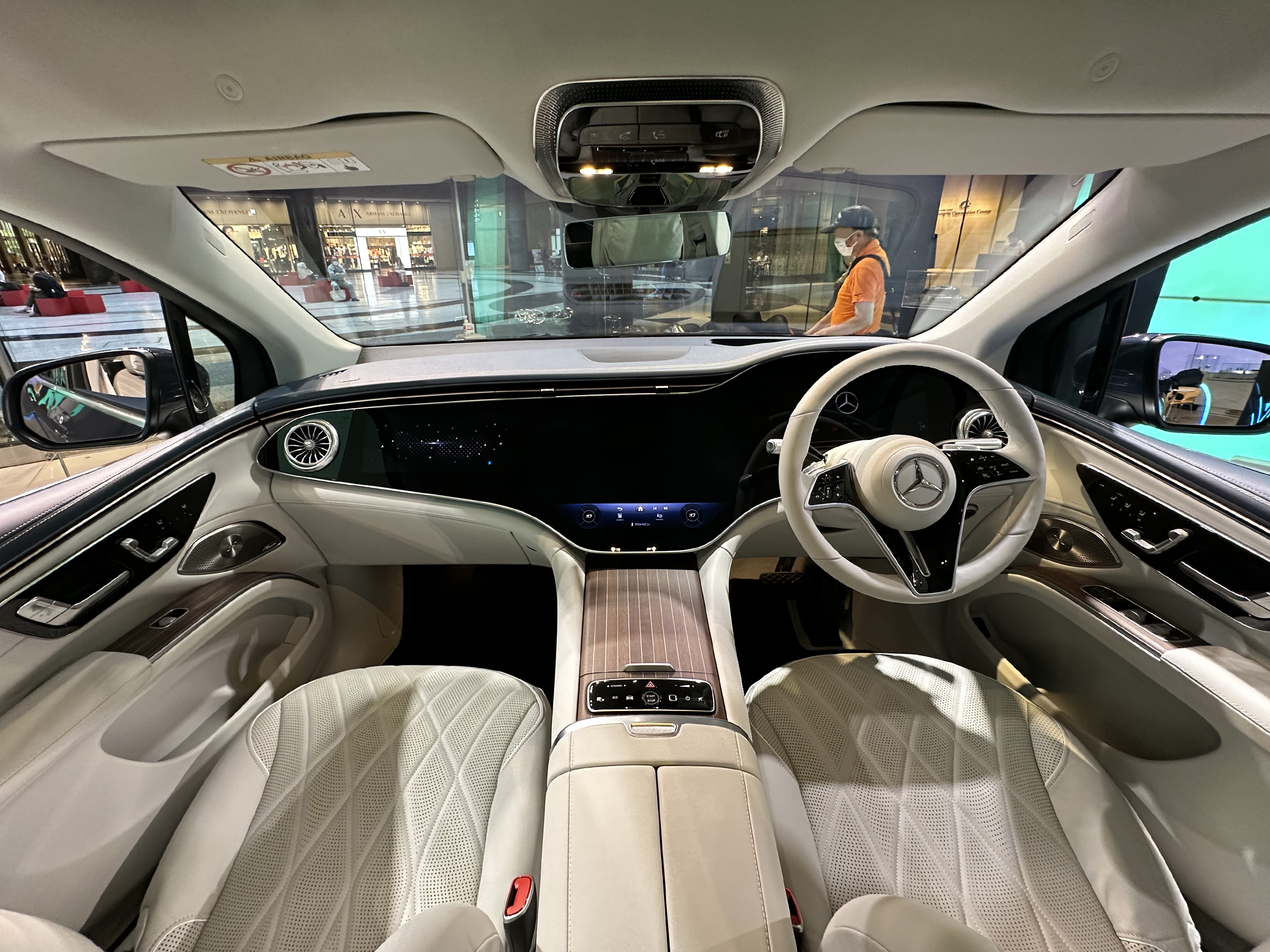 2023年撮影のEQS 450 4MATIC SUVの運転席。過去年式の参考写真で現行の画面・装備とは異なる場合があります。